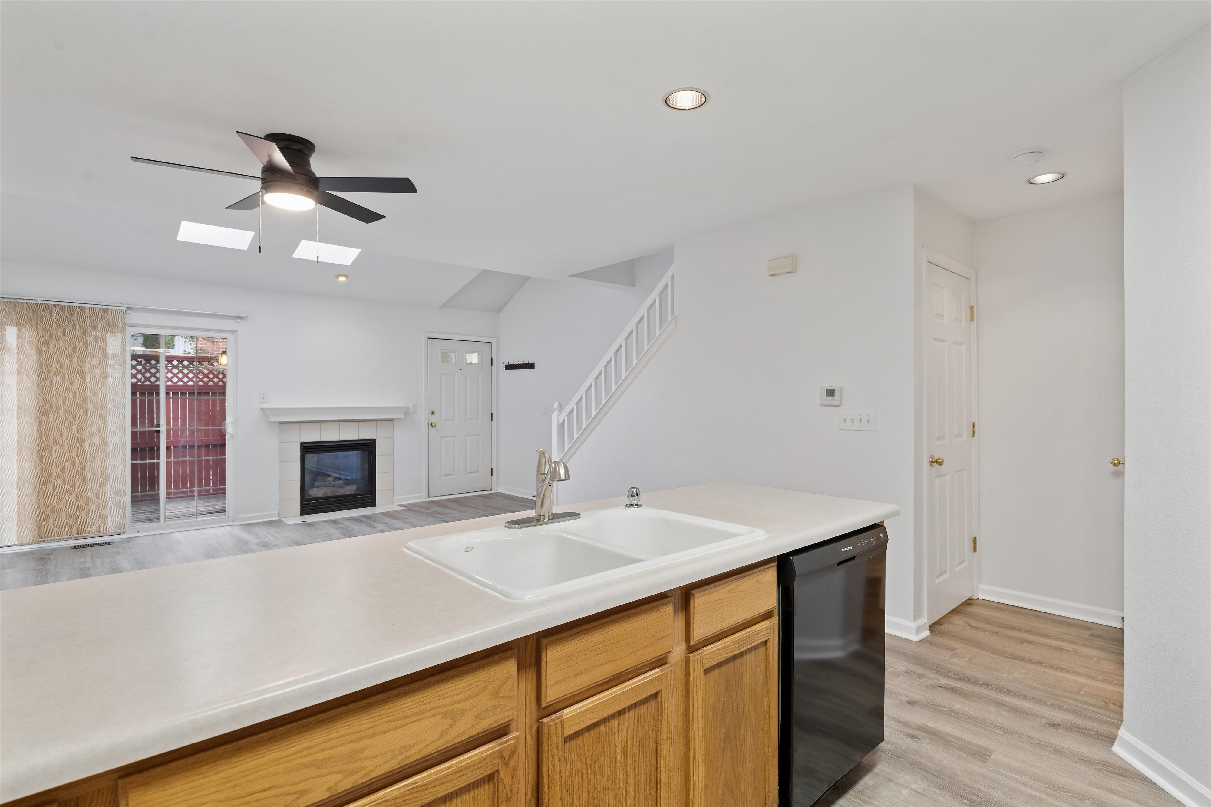  Charming Two-Story Condo for Sale - 物件實景