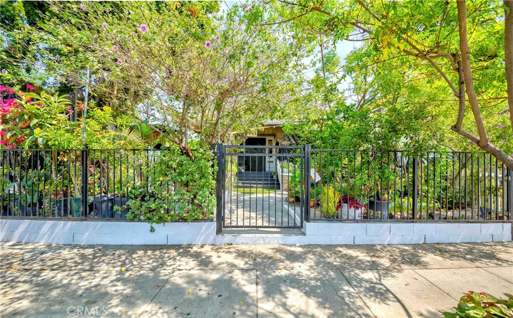 Los Angeles, California, 90018, United States, 3 Bedrooms Bedrooms, ,1 BathroomBathrooms,Residential,For Sale,1887928