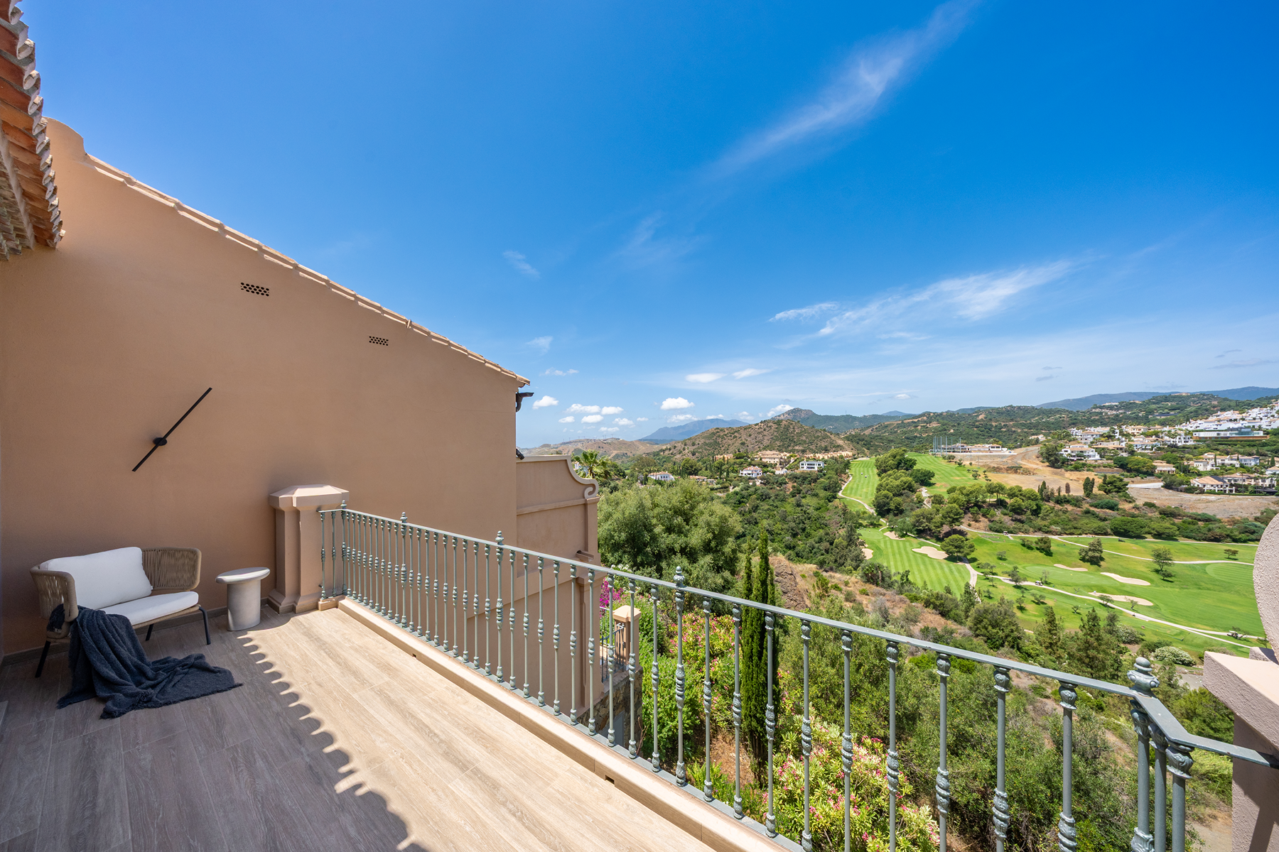  Townhouse with panoramic golf views and sunset terraces in Benahavís - 物件實景