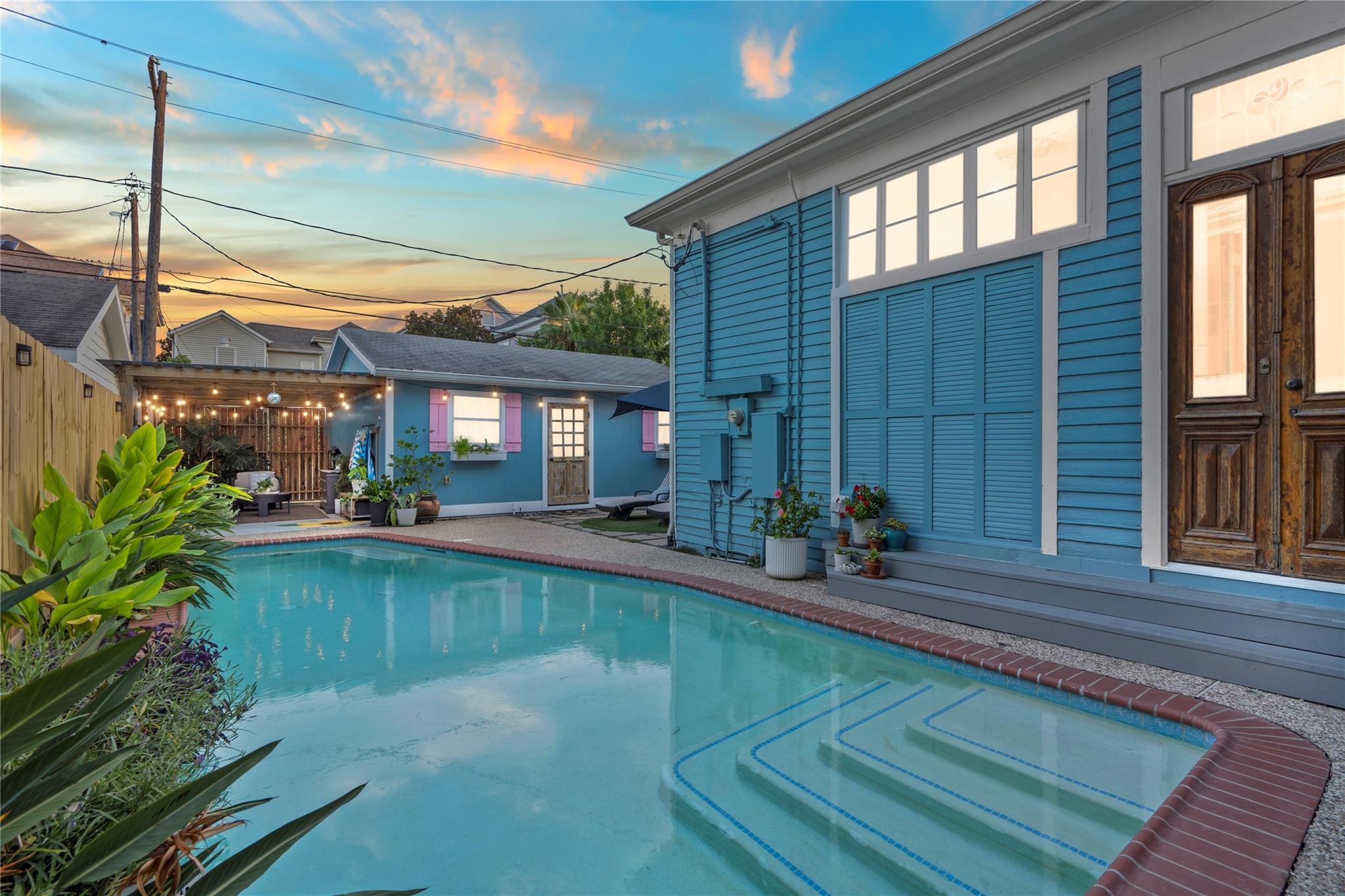 Galveston, Texas, 77550, United States, 4 Bedrooms Bedrooms, ,4 BathroomsBathrooms,Residential,For Sale,1934490
