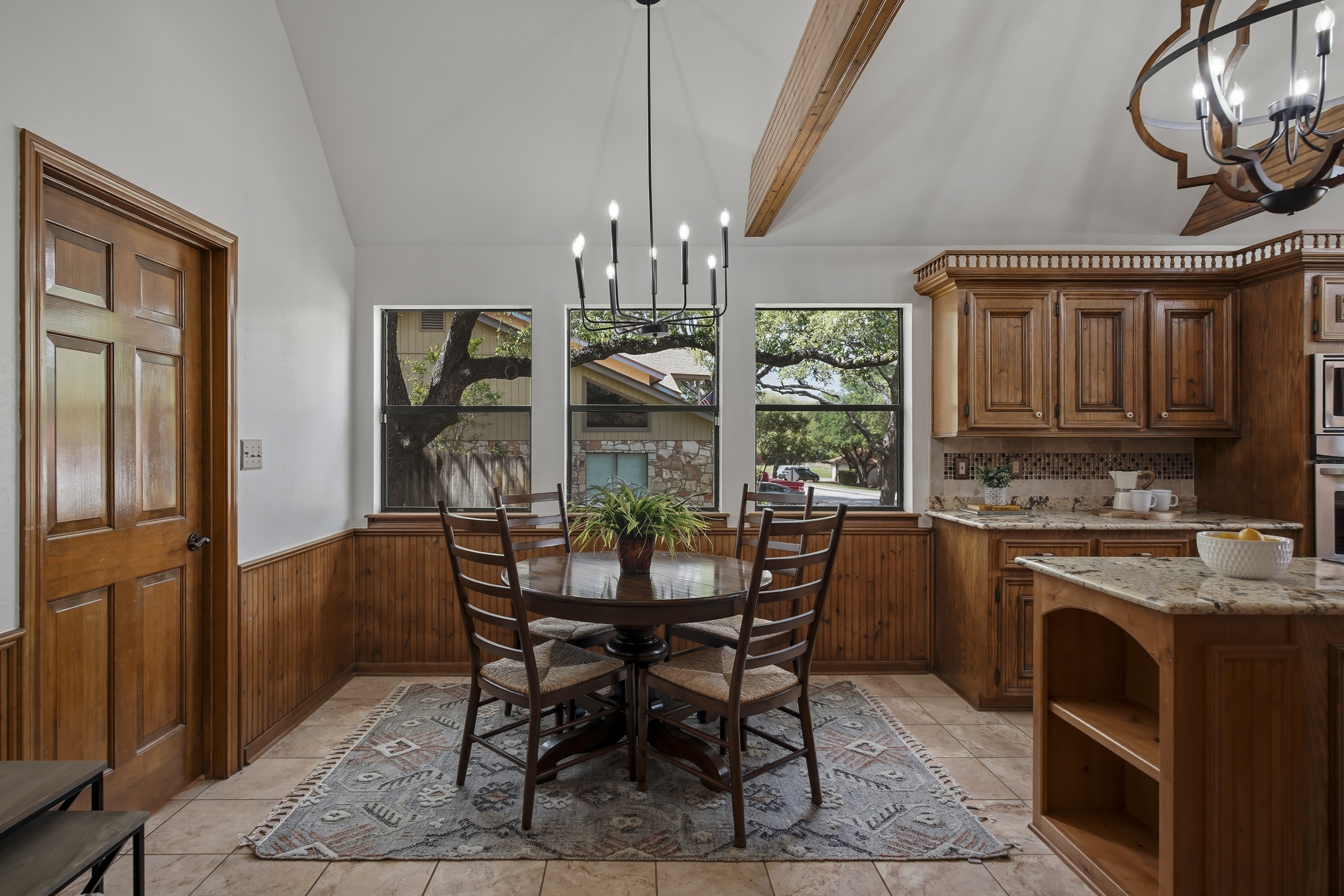  Custom Home with Private Backyard Oasis - 物件實景