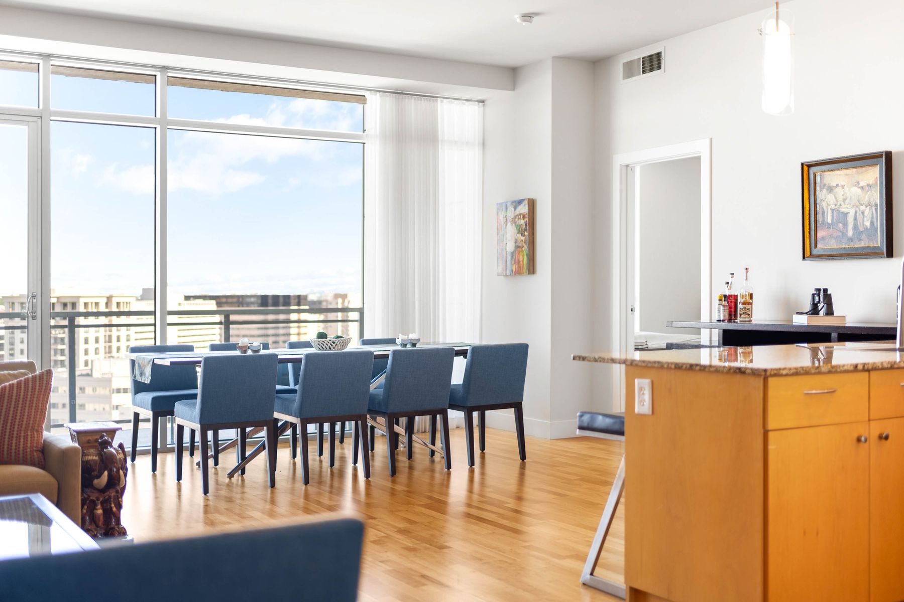  Two Parking Spaces and One of Largest Living/Dining Spaces Downtown - 物件實景