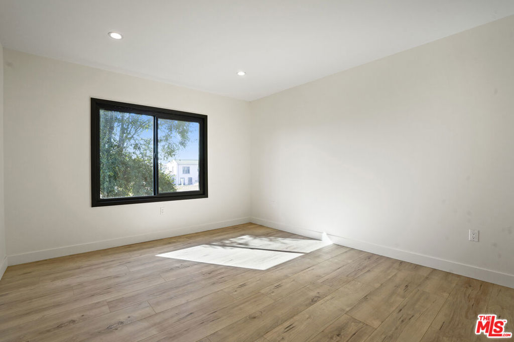 Los Angeles, California, 90007, United States, 5 Bedrooms Bedrooms, ,3 BathroomsBathrooms,Residential,For Sale,1975111