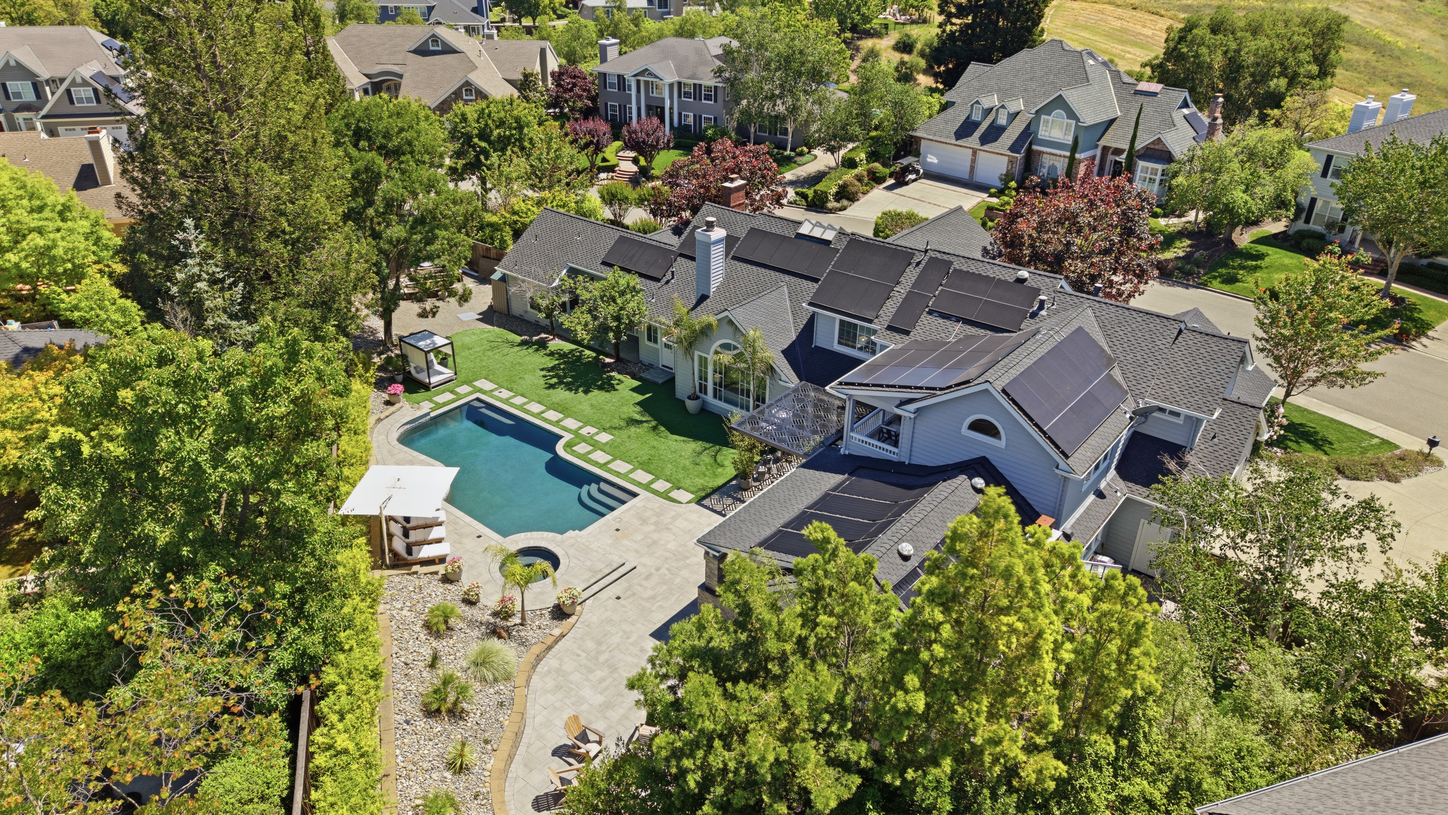  Timeless Transitional Estate with Resort-Style Backyard - 物件實景
