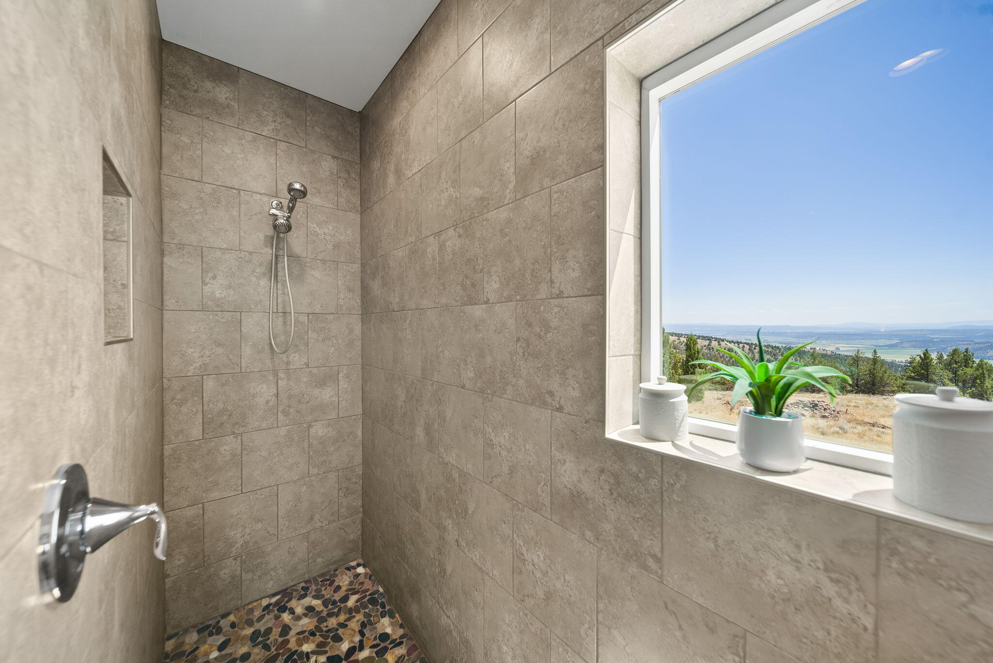 Prineville, Oregon, 97754, United States, 4 Bedrooms Bedrooms, ,3 BathroomsBathrooms,Residential,For Sale,1902068