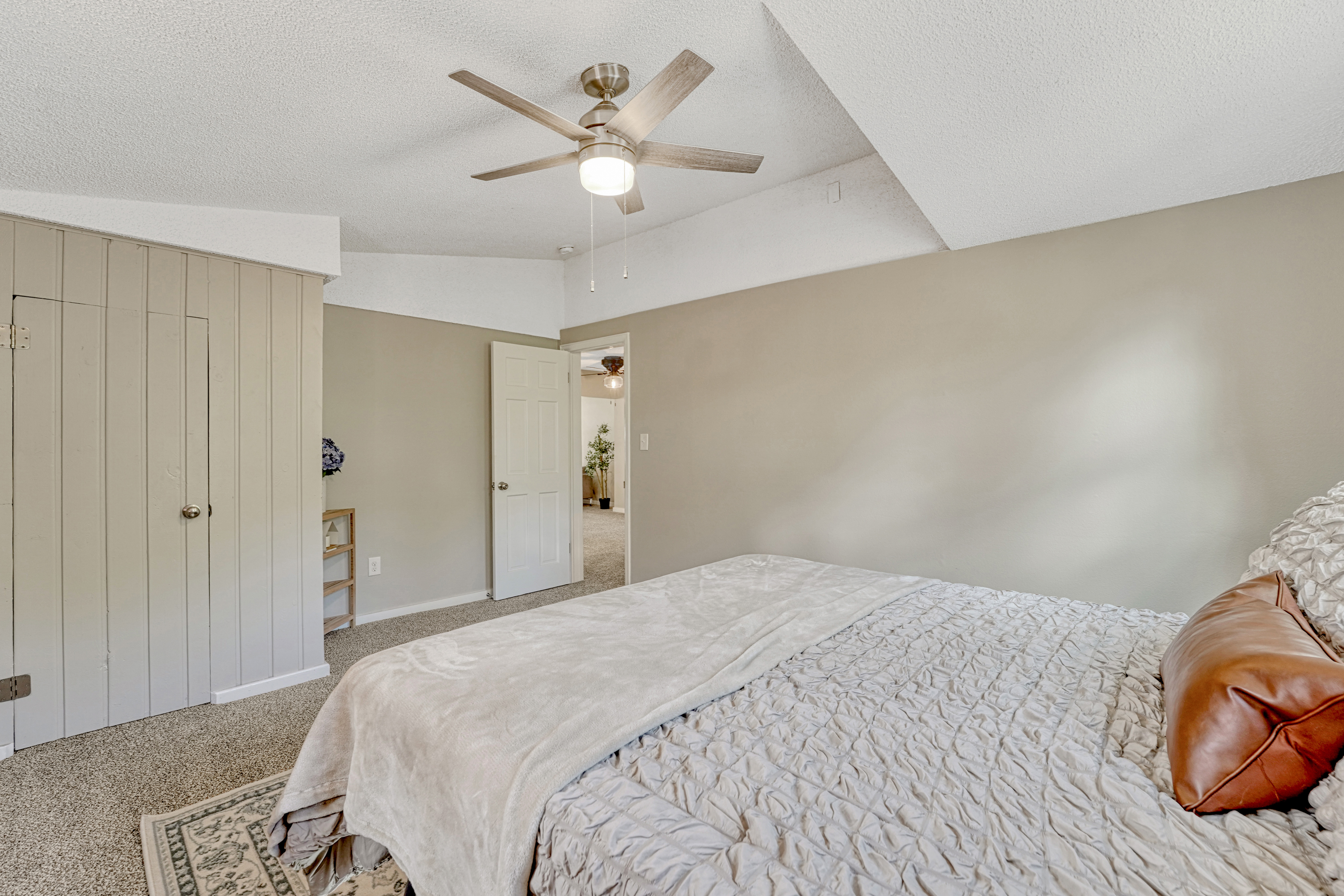  Welcome to This Beautifully Updated Home in Calvert Heights - 物件實景