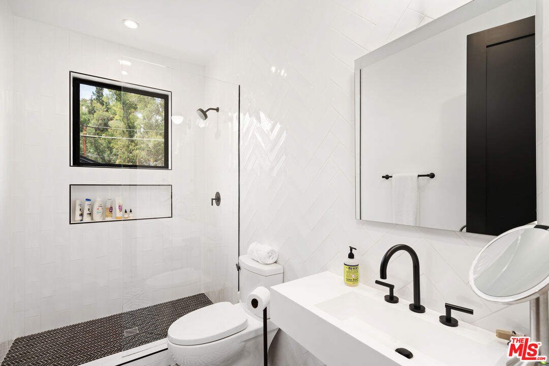 Los Angeles, California, 90068, United States, 4 Bedrooms Bedrooms, ,4 BathroomsBathrooms,Residential,For Sale,1897073