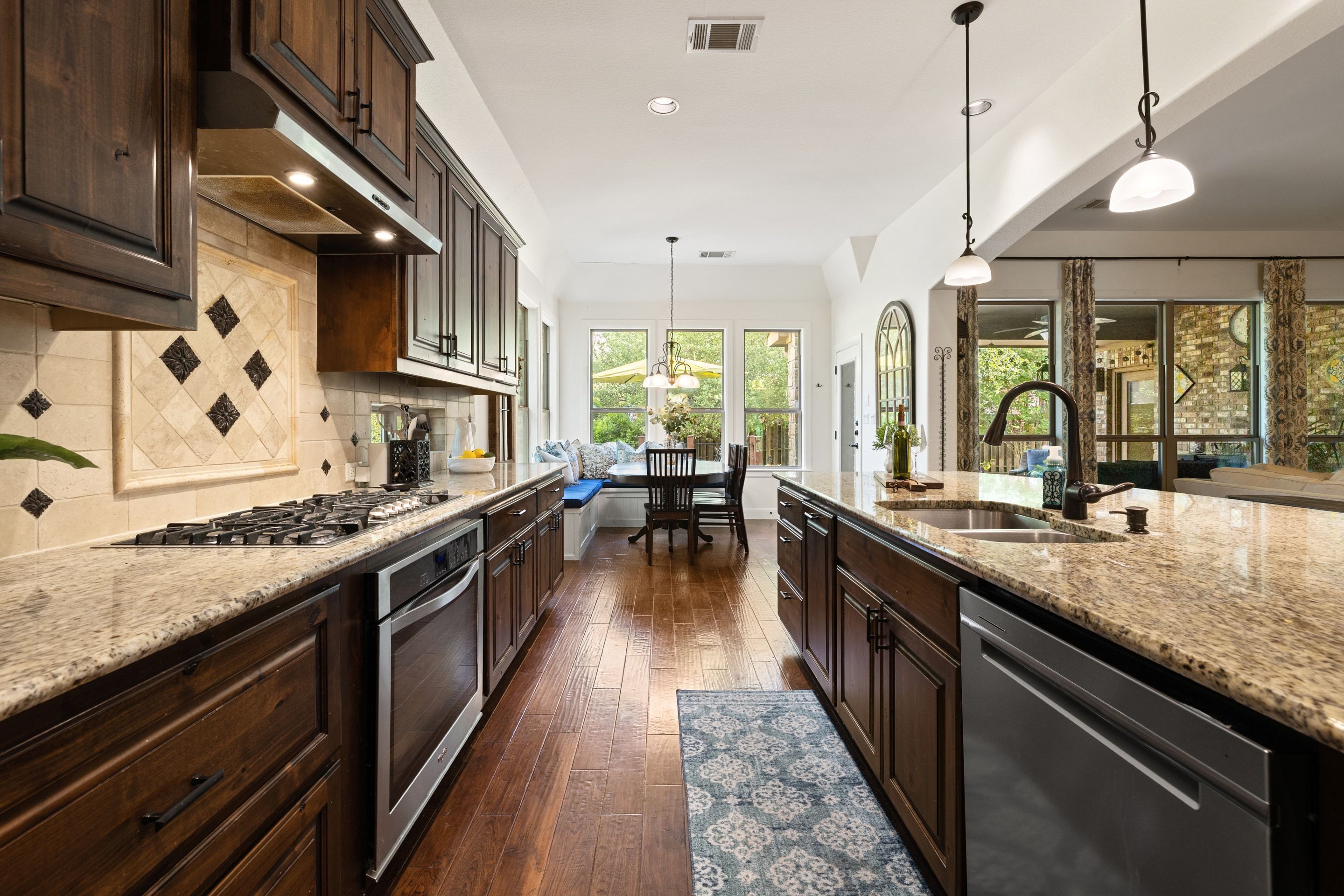  Refined Rocky Creek Living with Private Backyard Oasis - 物件實景