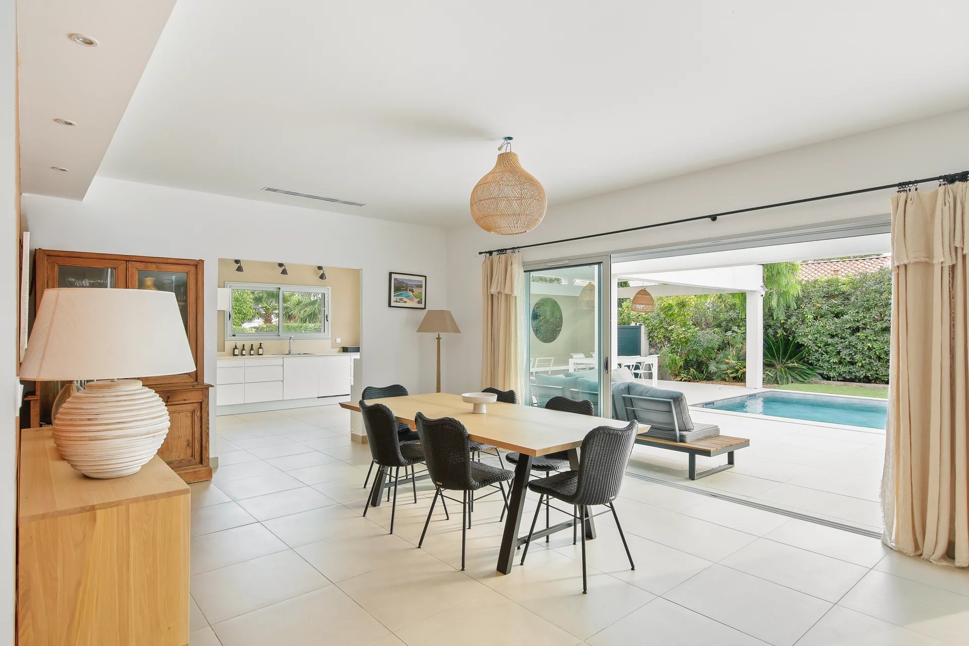 Hyères, Provence-Alpes-Côte d’Azur, 83400, FR, 4 Bedrooms Bedrooms, ,4 BathroomsBathrooms,Residential,For Sale,1991798