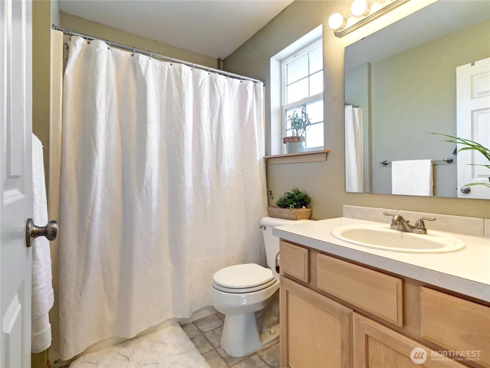 Everett, Washington, 98204, United States, 3 Bedrooms Bedrooms, ,3 BathroomsBathrooms,Residential,For Sale,1964050