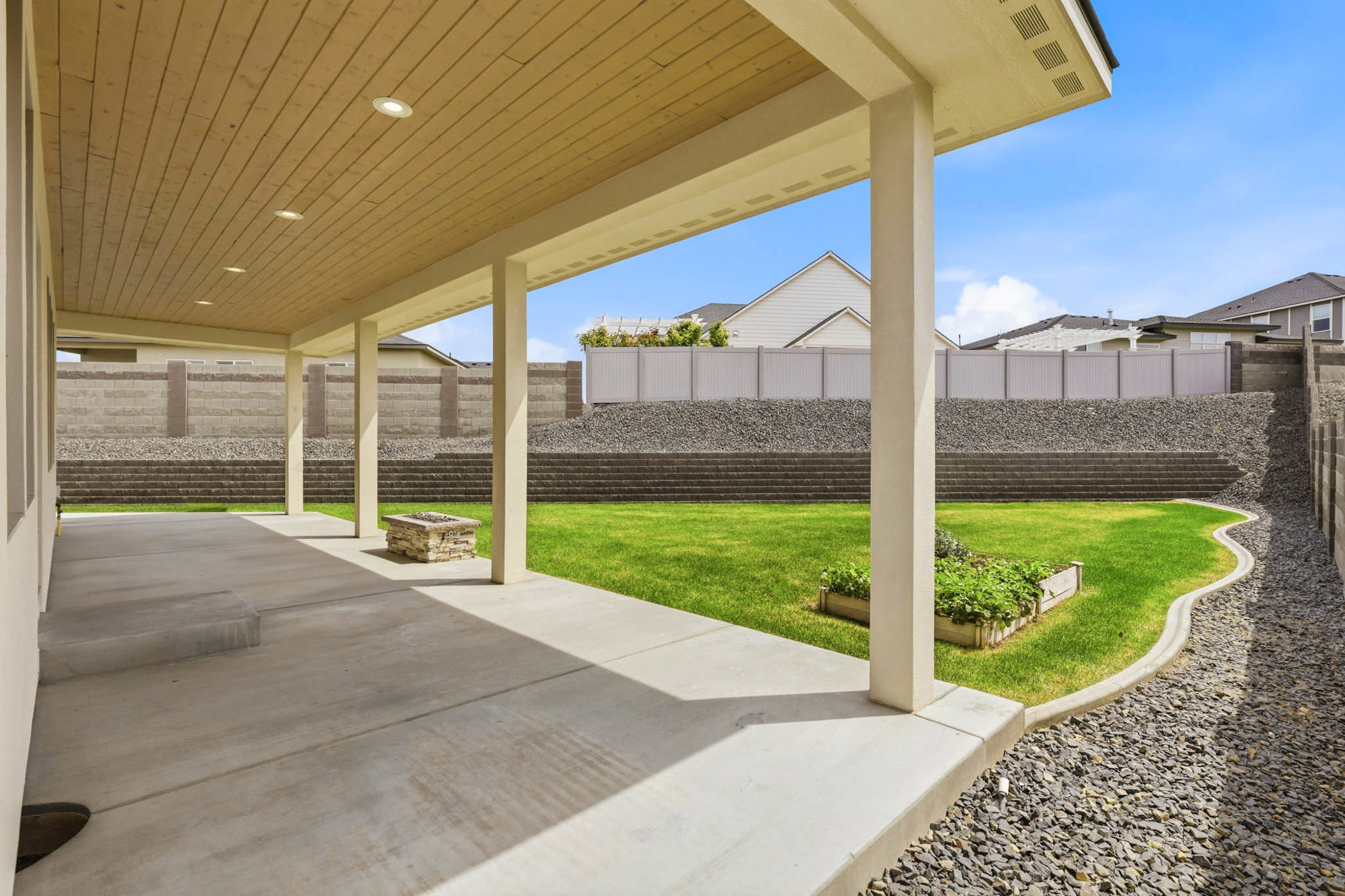  Large Rooms. Four-Car Garage. One Perfect Fit. - 物件實景