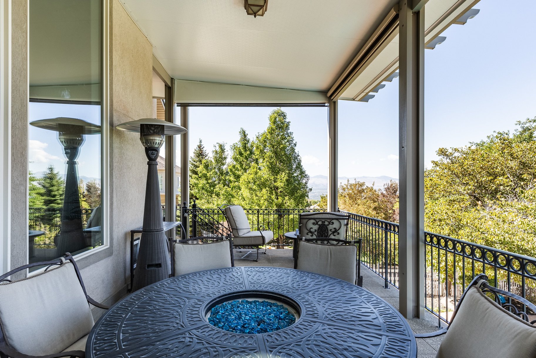  Stately Gated-Community Estate on Nearly Half an Acre: Vaulted Ceilings, Valley - 物件實景