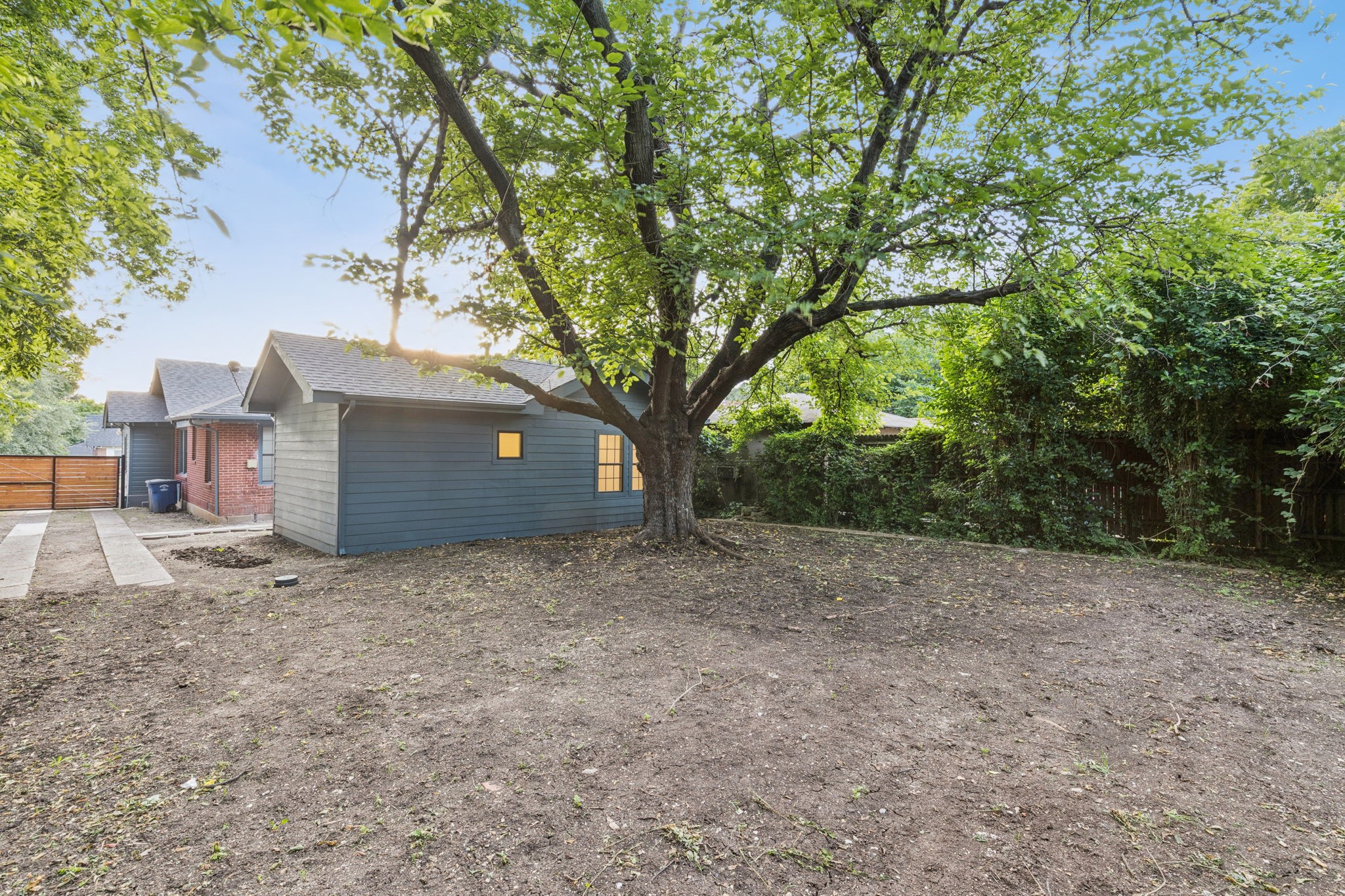 Dallas, Texas, 75208, United States, 3 Bedrooms Bedrooms, ,3 BathroomsBathrooms,Residential,For Sale,1926377