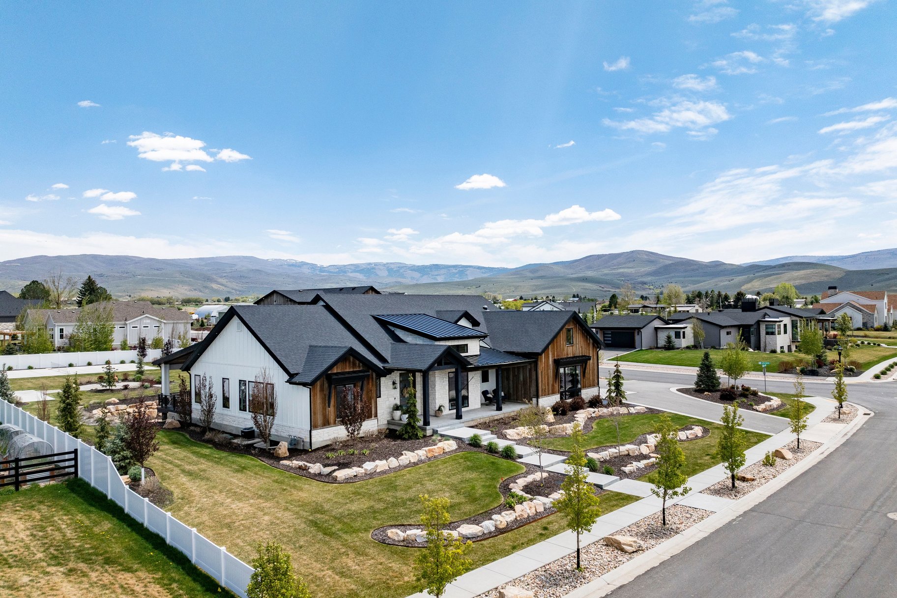  Custom Home with Detached Toy Barn - 物件實景