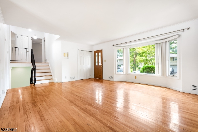 Rahway City, New Jersey, 07065, United States, 3 Bedrooms Bedrooms, ,3 BathroomsBathrooms,Residential,For Sale,1996239