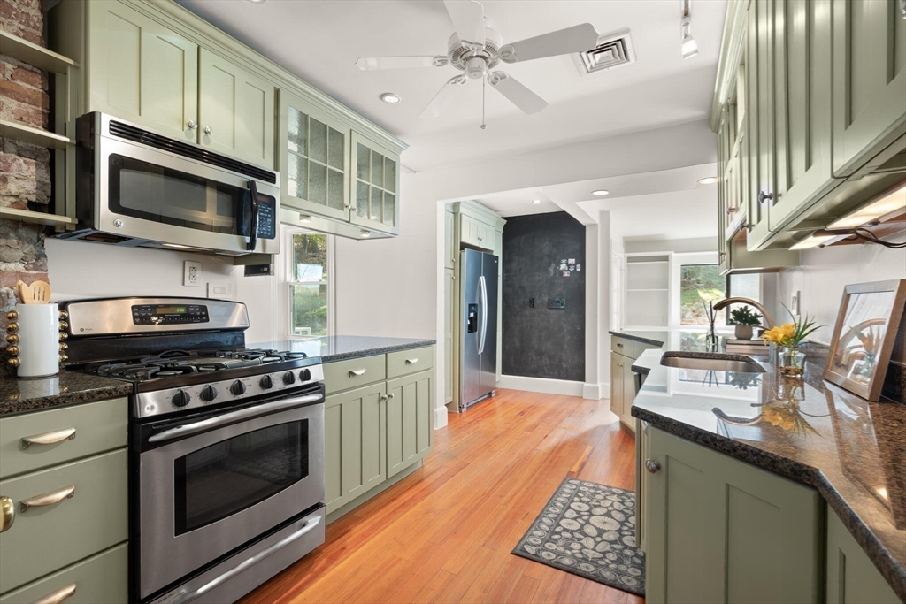 Melrose, Massachusetts, 02176, United States, 3 Bedrooms Bedrooms, ,2 BathroomsBathrooms,Residential,For Sale,1988170