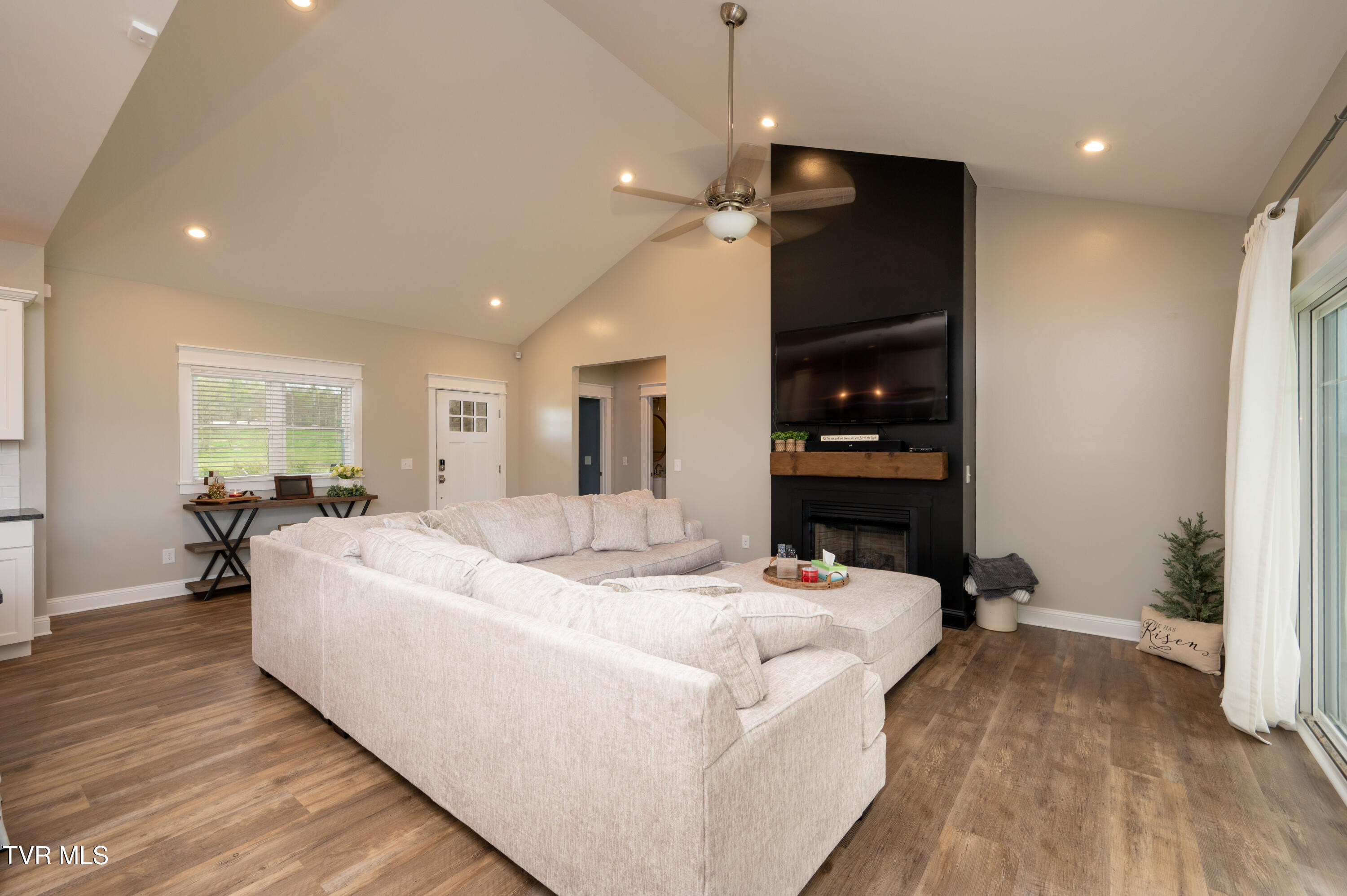 Jonesborough, Tennessee, 37659, United States, 3 Bedrooms Bedrooms, ,2 BathroomsBathrooms,Residential,For Sale,1979321