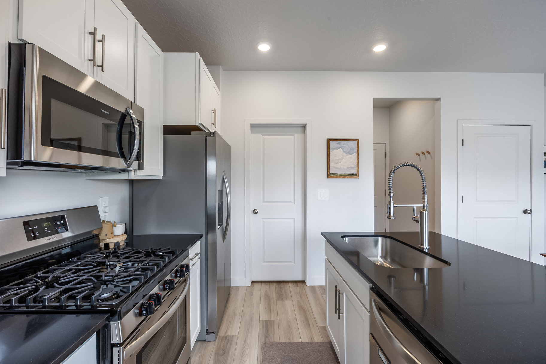  Modern 2023-Built Home with Protected Mountain Views, Walking Distance to School - 物件實景