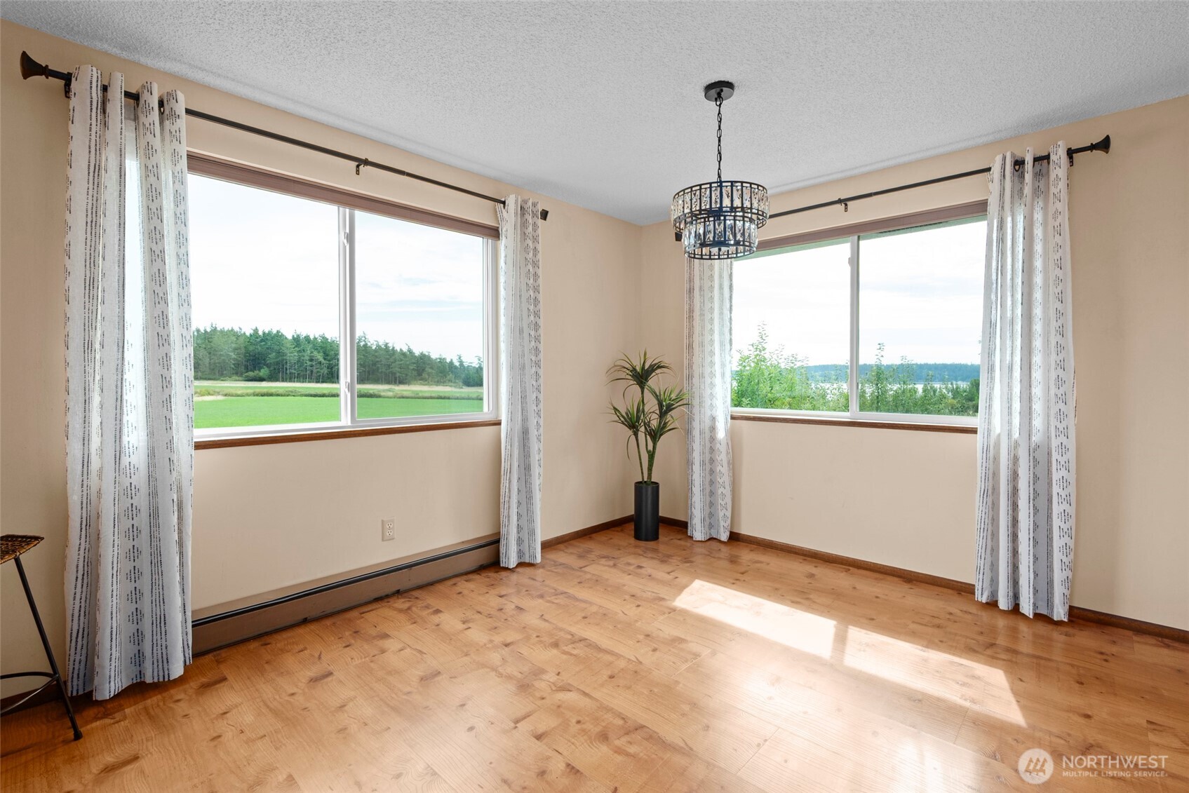 Oak Harbor, Washington, 98277, United States, 4 Bedrooms Bedrooms, ,1 BathroomBathrooms,Residential,For Sale,1926179