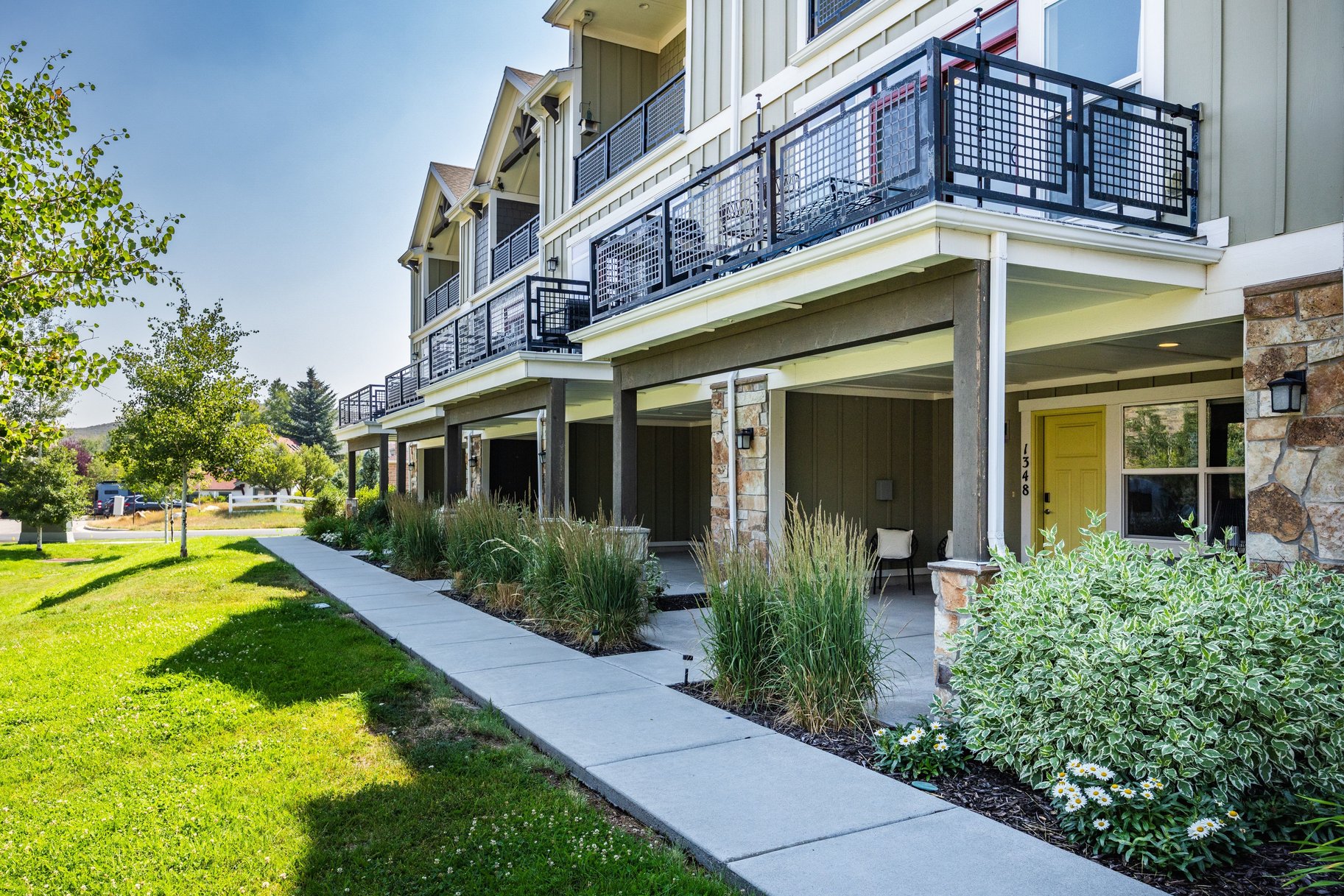  Three Bedroom Townhome with 2-Car Garage Near Trails, Creek, Retail & Golf Club - 物件實景
