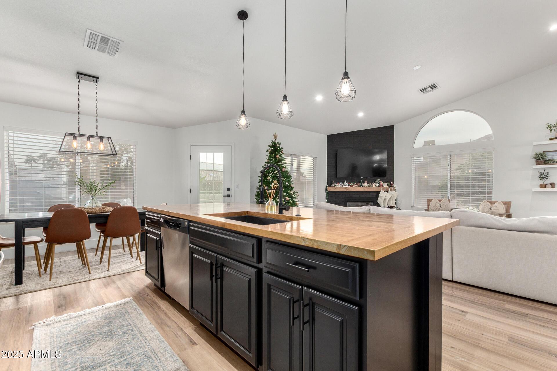 Peoria, Arizona, 85382, United States, 3 Bedrooms Bedrooms, ,2 BathroomsBathrooms,Residential,For Sale,2006297