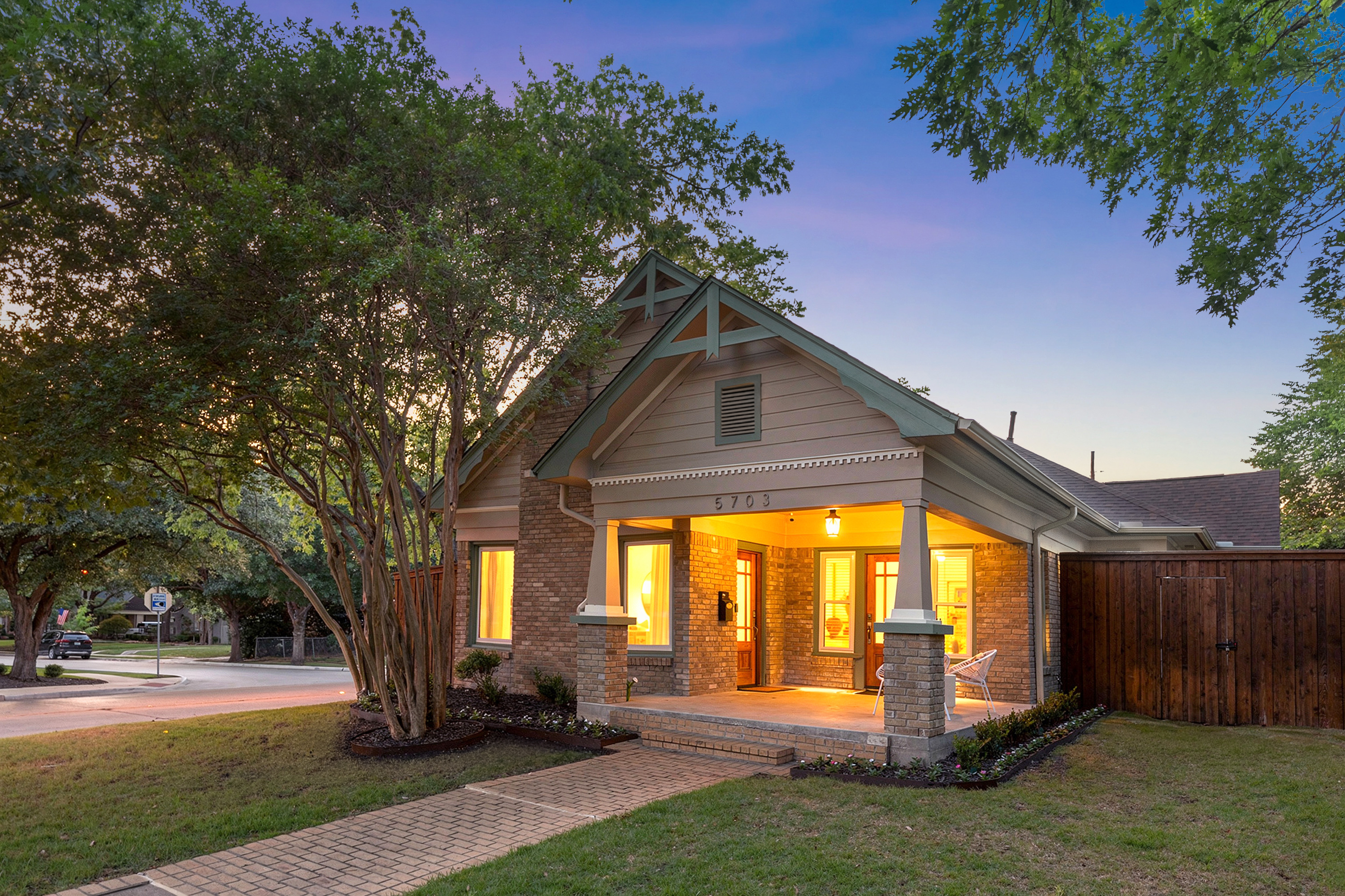  Classic East Dallas Craftsman with Refined Modern Updates - 物件實景