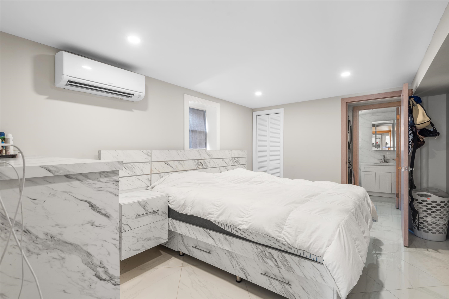 Howard Beach, New York, 11414, United States, 5 Bedrooms Bedrooms, ,2 BathroomsBathrooms,Residential,For Sale,2049449