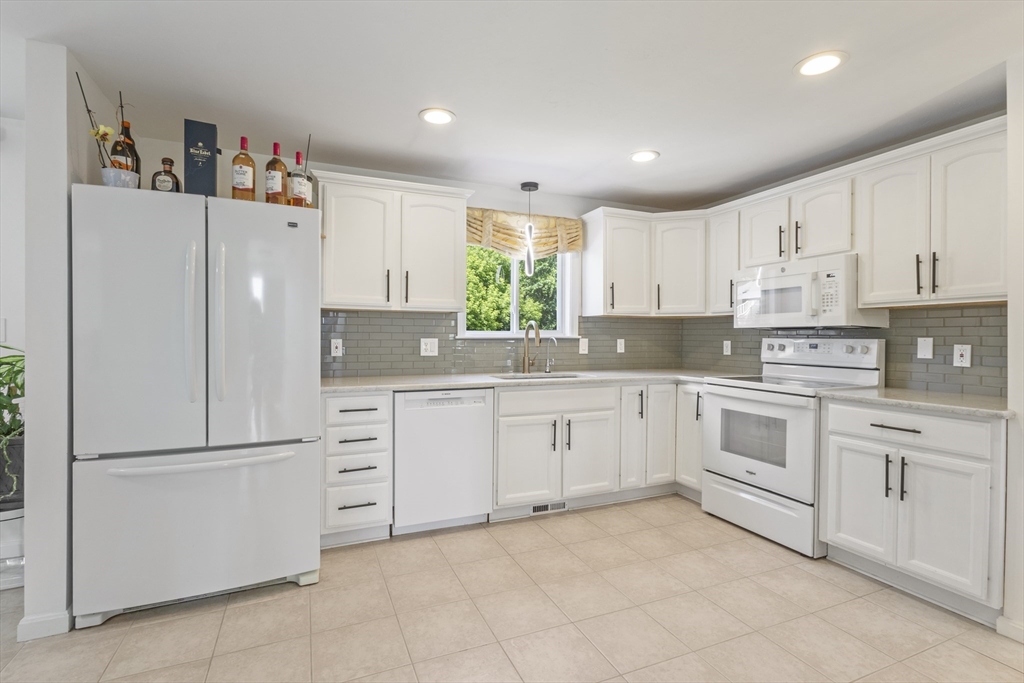Bellingham, Massachusetts, 02019, United States, 3 Bedrooms Bedrooms, ,3 BathroomsBathrooms,Residential,For Sale,1938371