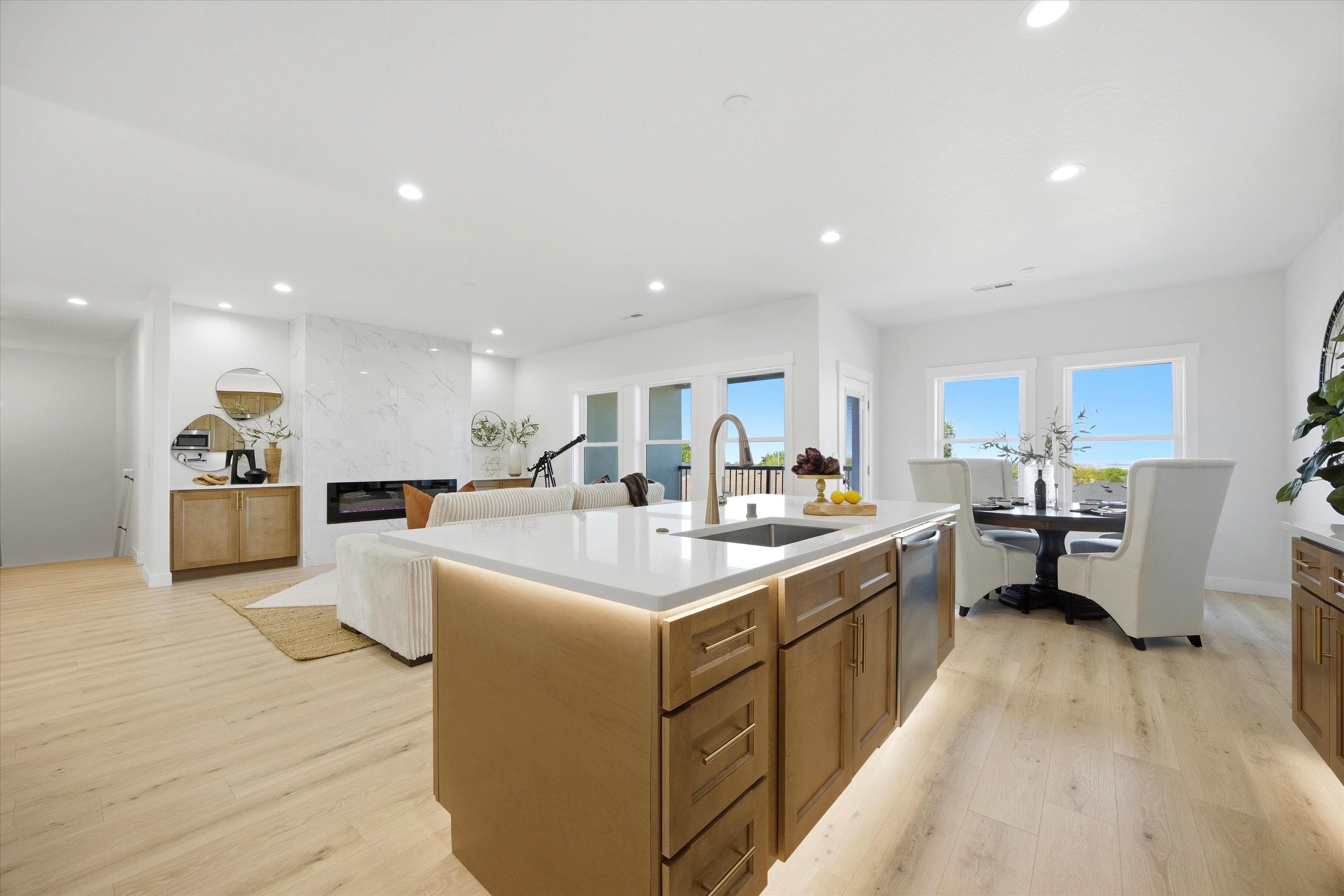  New 5-Bed Home w/ Daylight Basement & 3-Car Garage - 物件實景