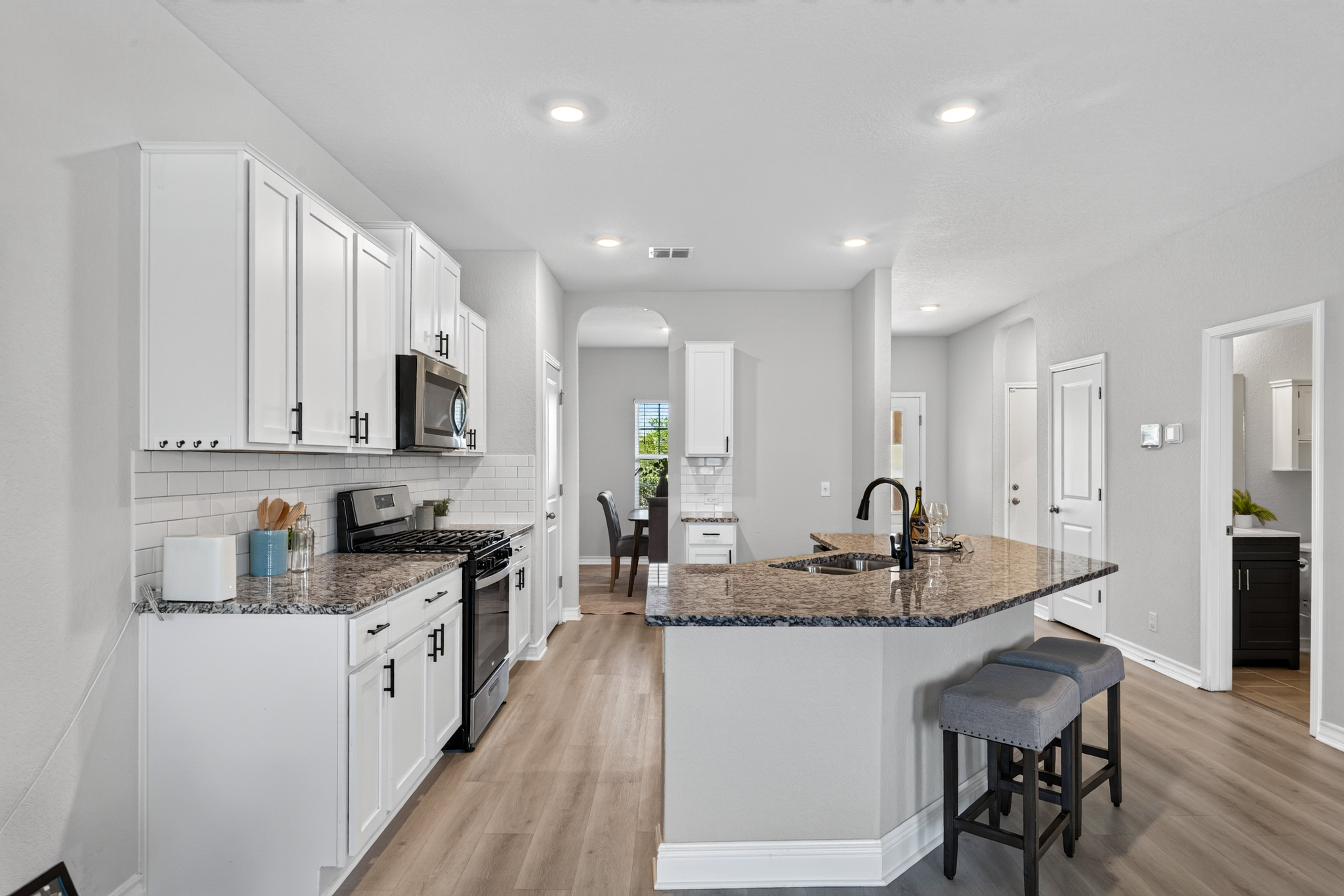  5-Bedroom Move-In Ready - 物件實景