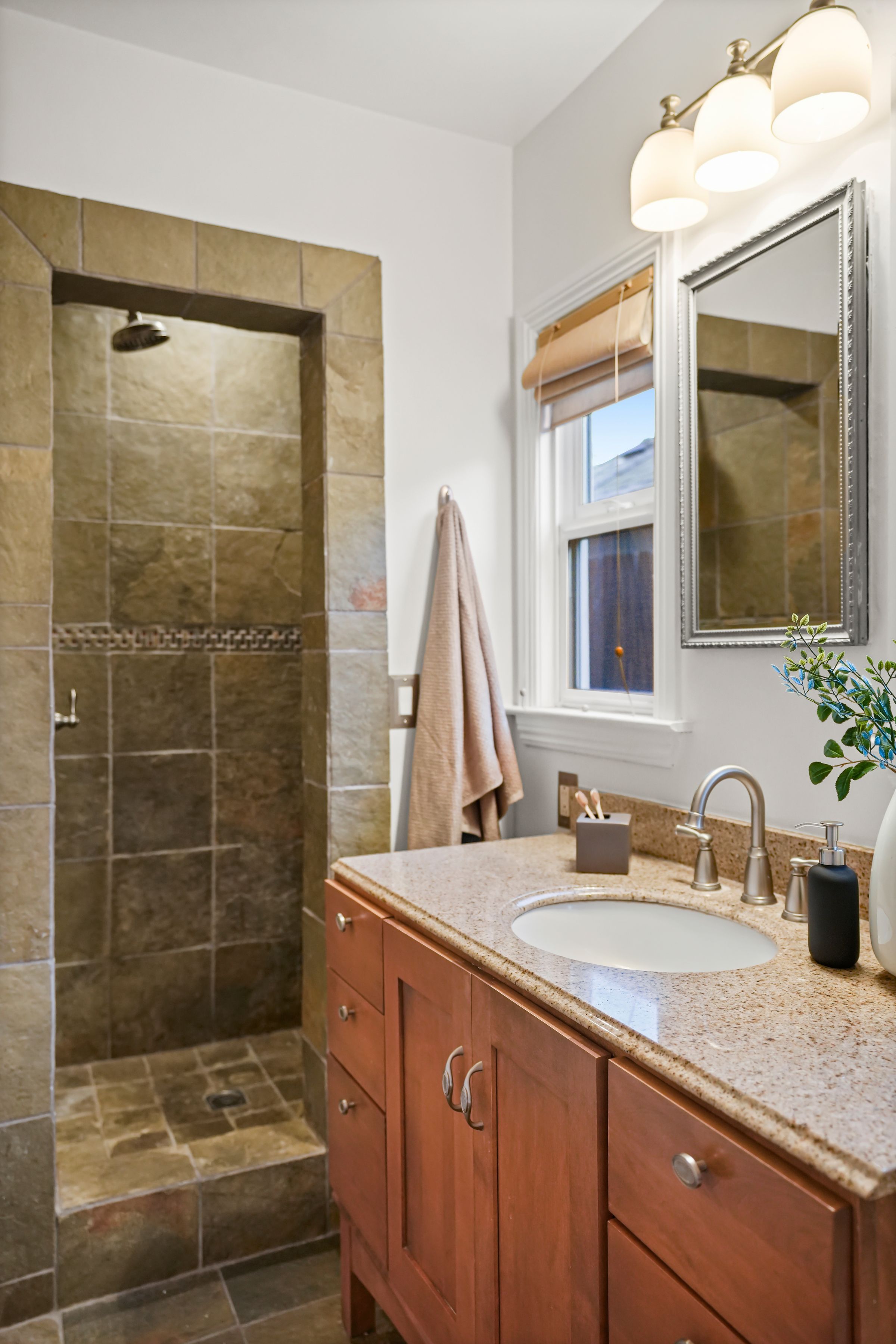  6506 Colbath Avenue - 物件實景