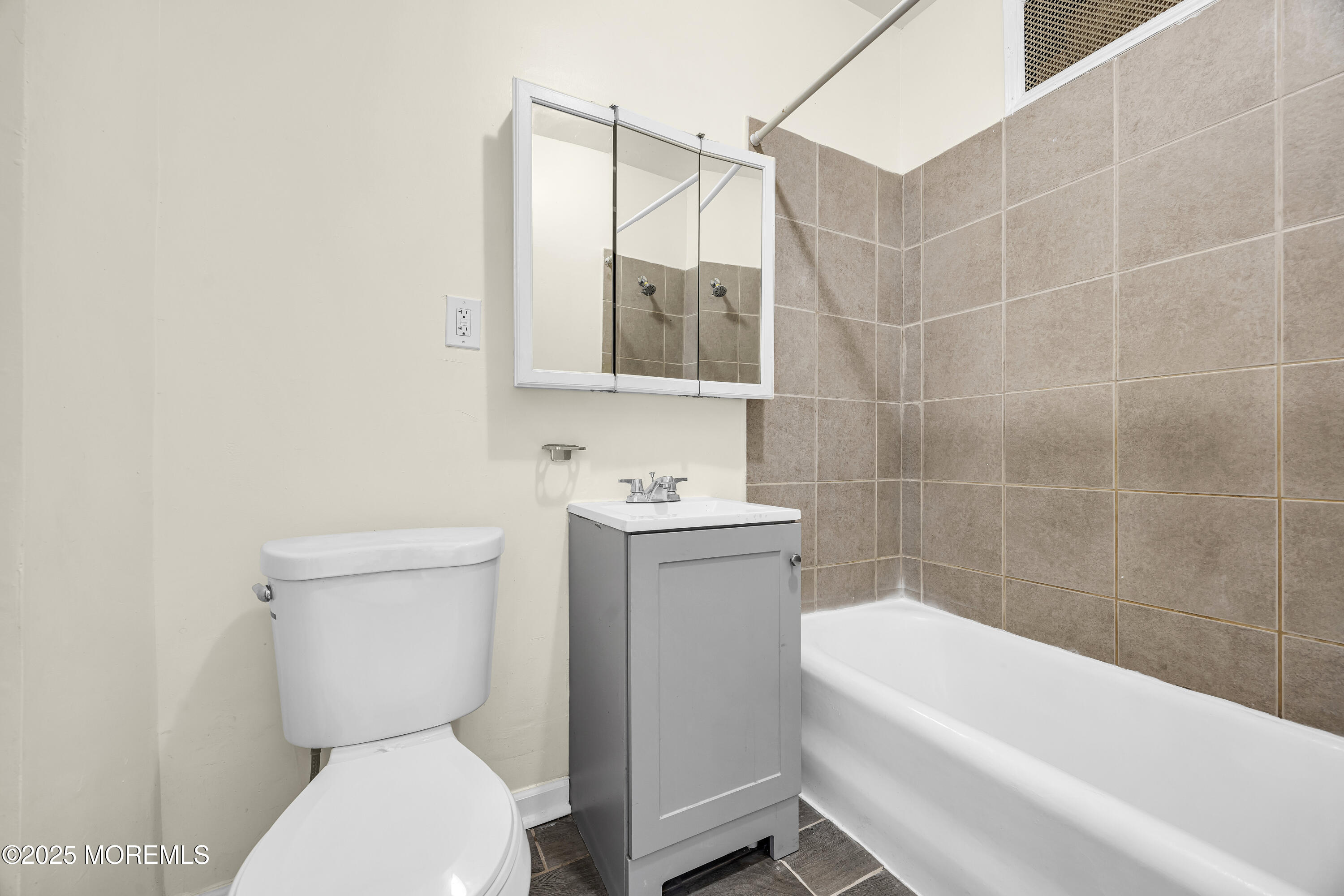 Newark, New Jersey, 07104, United States, 7 Bedrooms Bedrooms, ,3 BathroomsBathrooms,Residential,For Sale,1915900