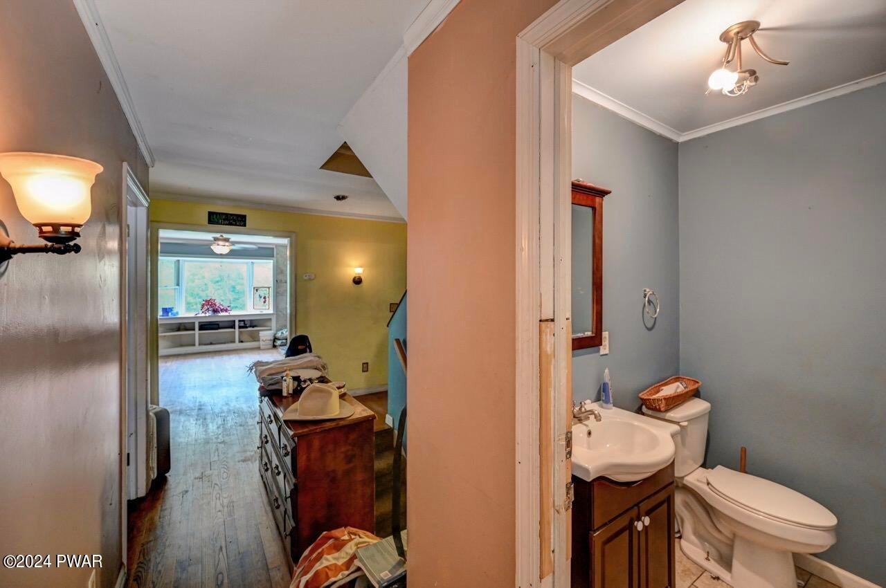 Hawley, Pennsylvania, 18428, United States, 5 Bedrooms Bedrooms, ,4 BathroomsBathrooms,Residential,For Sale,1979290