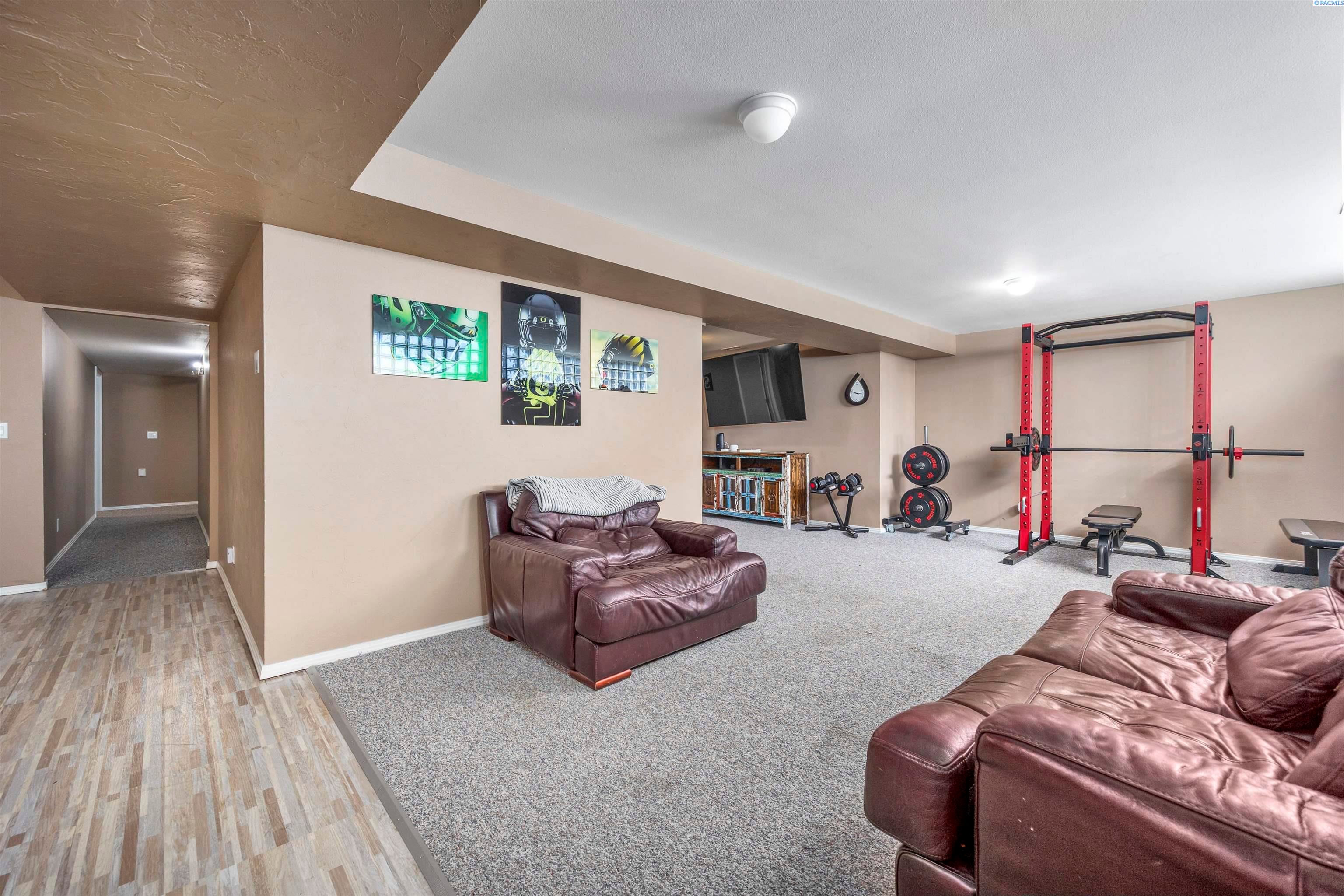 Kennewick, Washington, 99337, United States, 6 Bedrooms Bedrooms, ,4 BathroomsBathrooms,Residential,For Sale,1979182