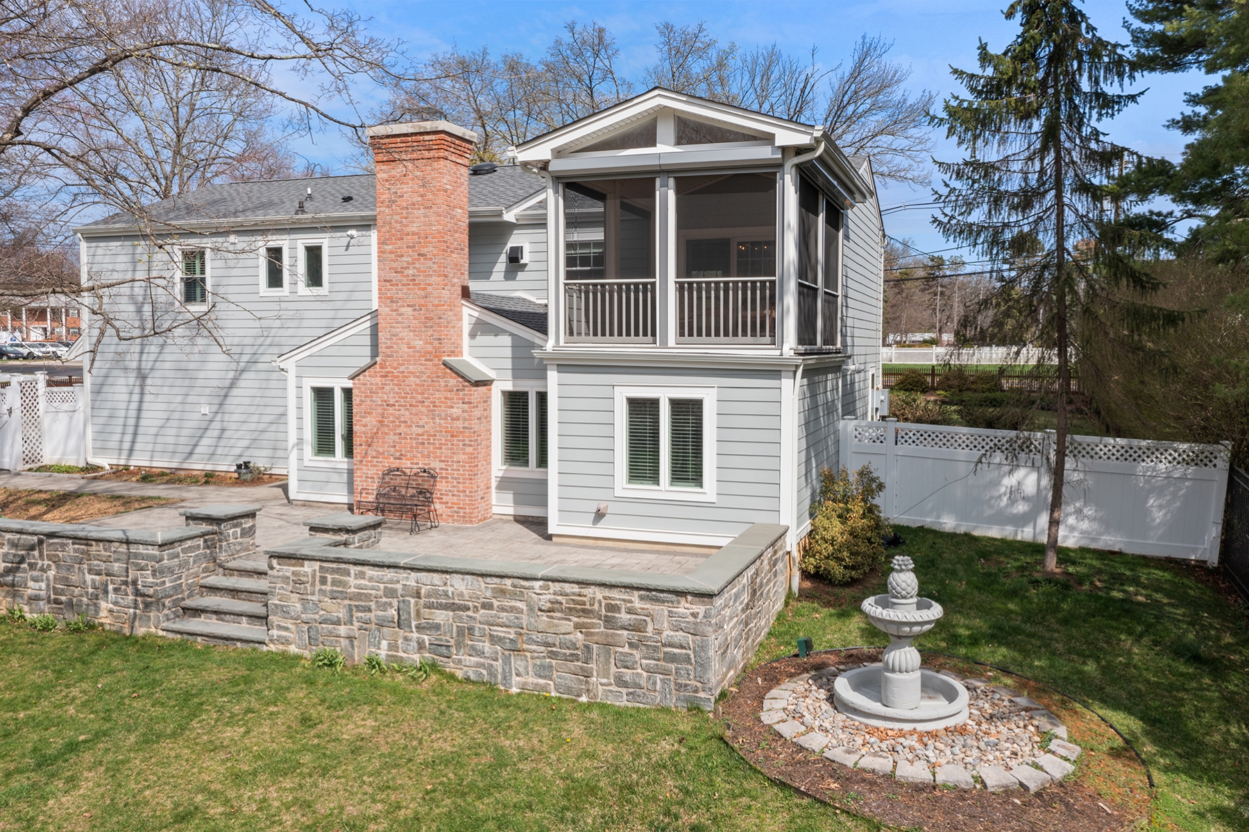  Custom Updated Neighborhood Bi-Level Style Home - 物件實景