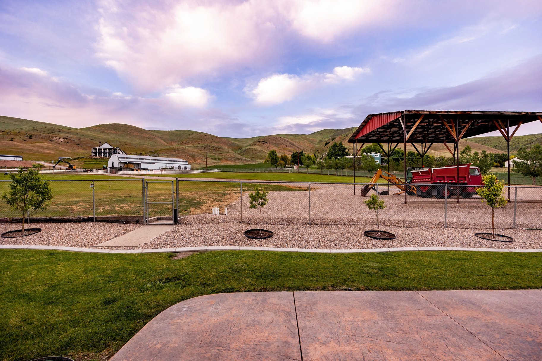  Incredibly Well-Maintained Horse Property with Indoor Arena & Views - 物件實景