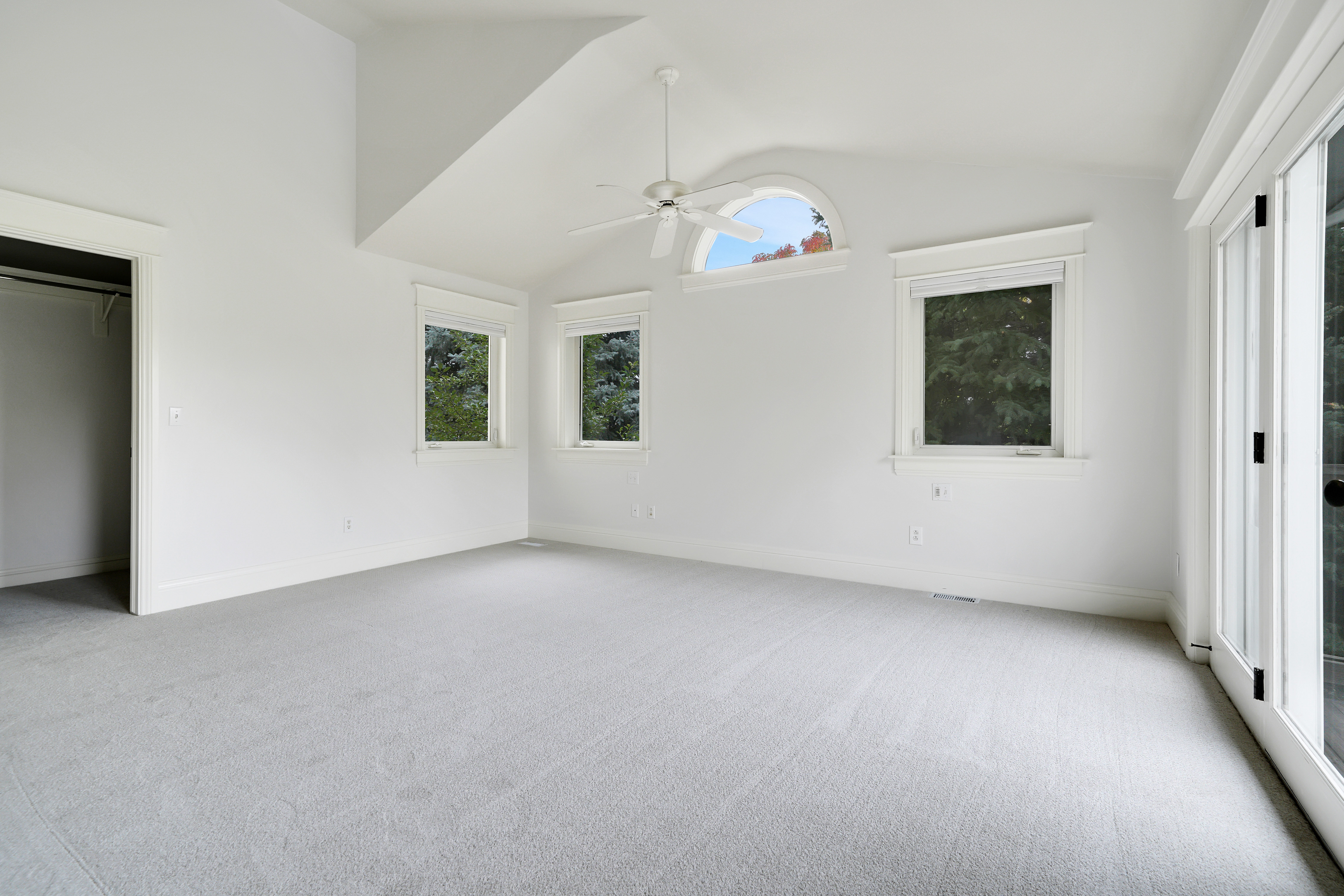  Custom Home with Vaulted Ceilings, Sauna and Wine Storage - 物件實景