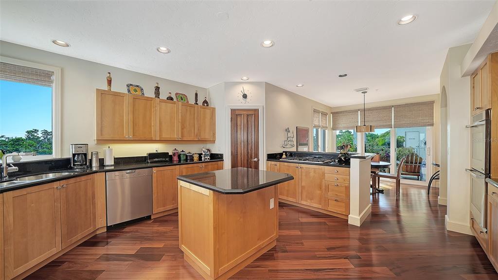 Longboat Key, Florida, 34228, United States, 2 Bedrooms Bedrooms, ,3 BathroomsBathrooms,Residential,For Sale,1989071