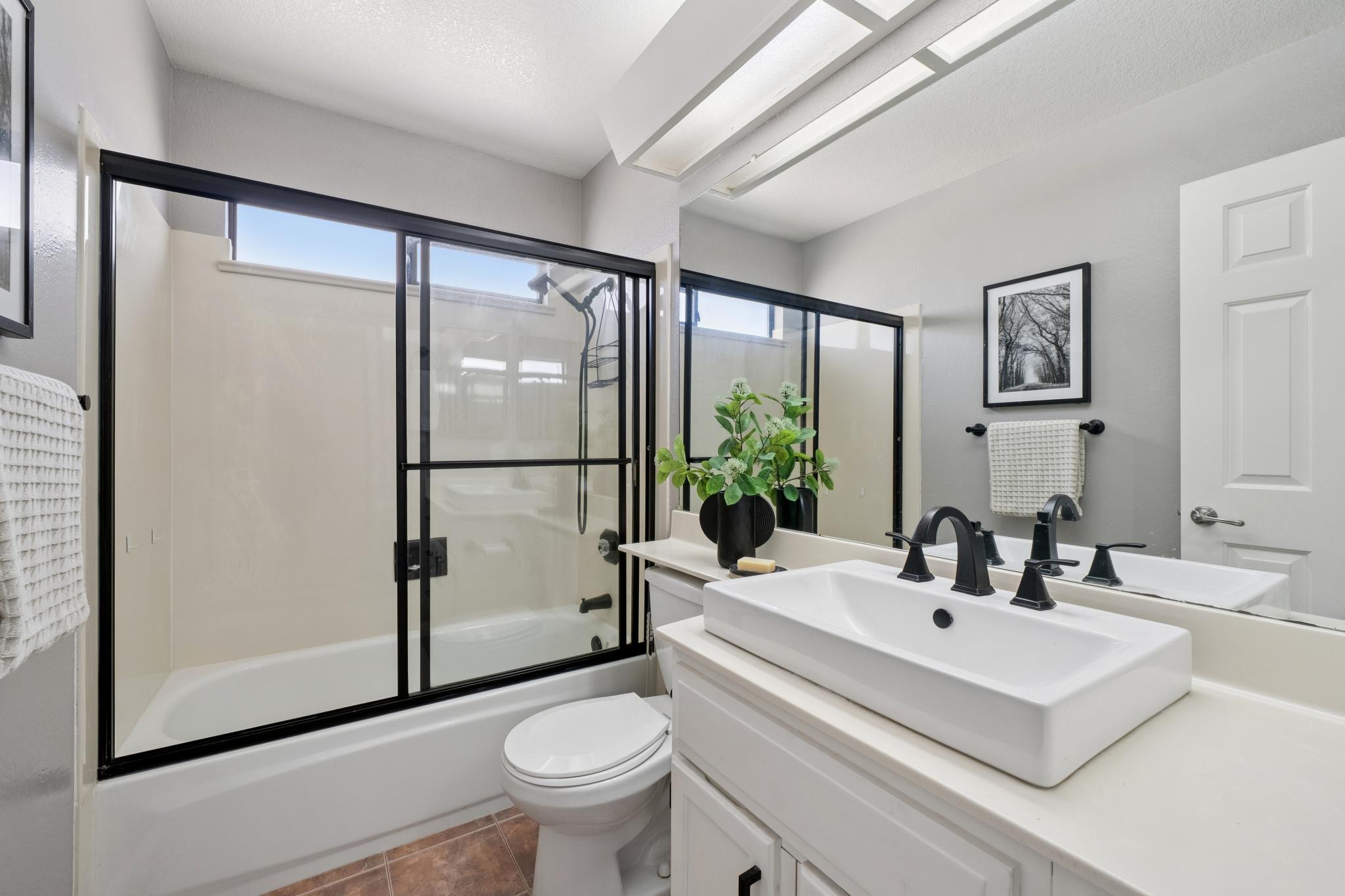  Beautifully Updated Home with Stunning Water Views - 物件實景