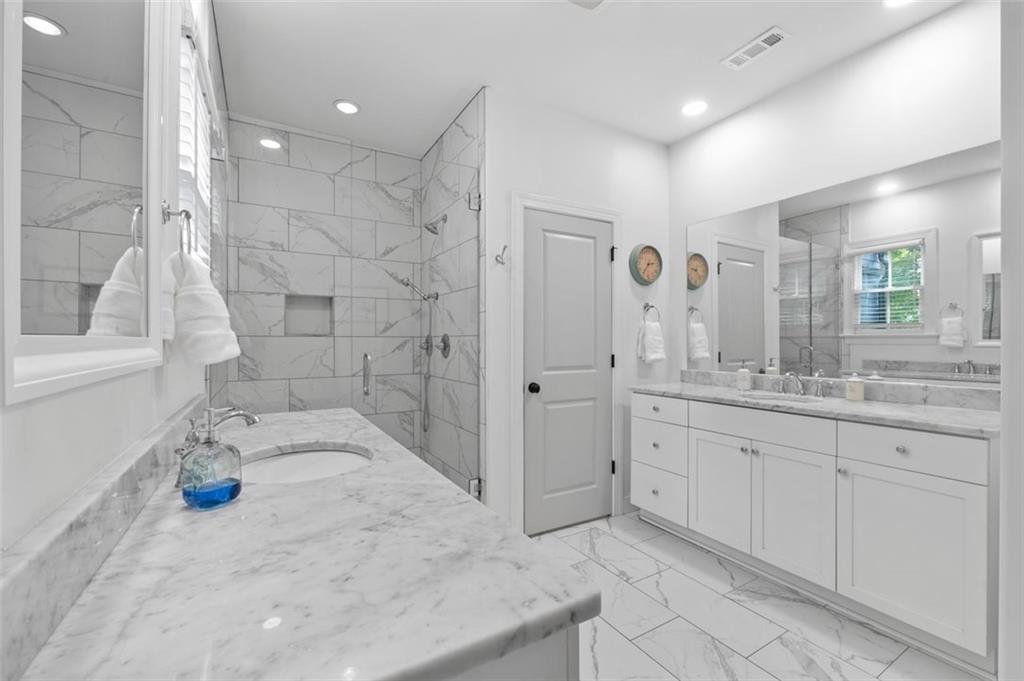 Atlanta, Georgia, 30324, United States, 3 Bedrooms Bedrooms, ,3 BathroomsBathrooms,Residential,For Sale,1948328