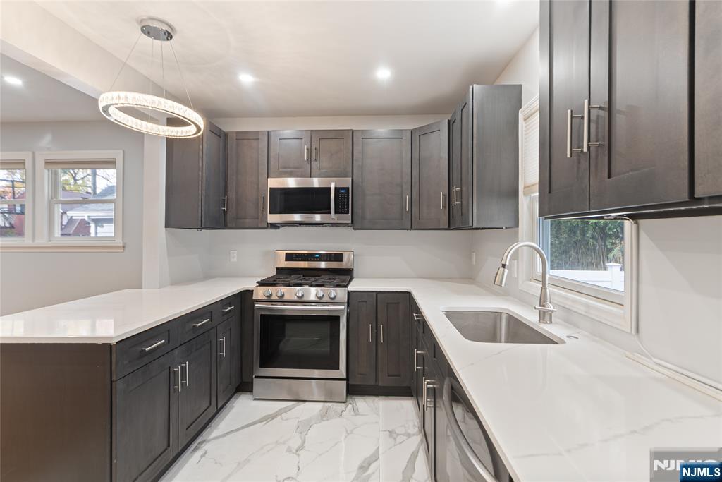 Teaneck, New Jersey, 07666, United States, 3 Bedrooms Bedrooms, ,2 BathroomsBathrooms,Residential,For Sale,1987513