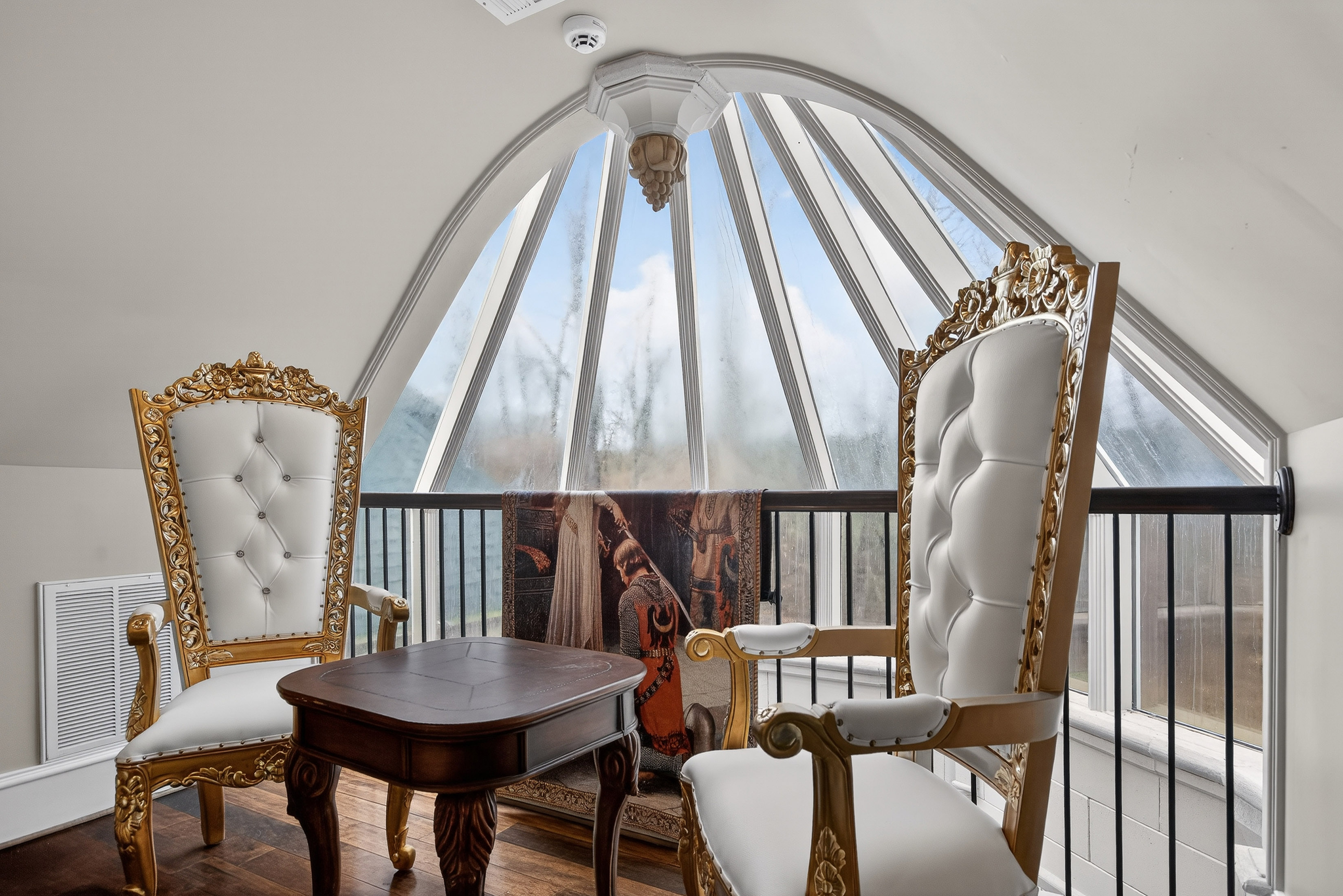  Secluded Sophistication on Over Six Acres with Winding Creek - 物件實景