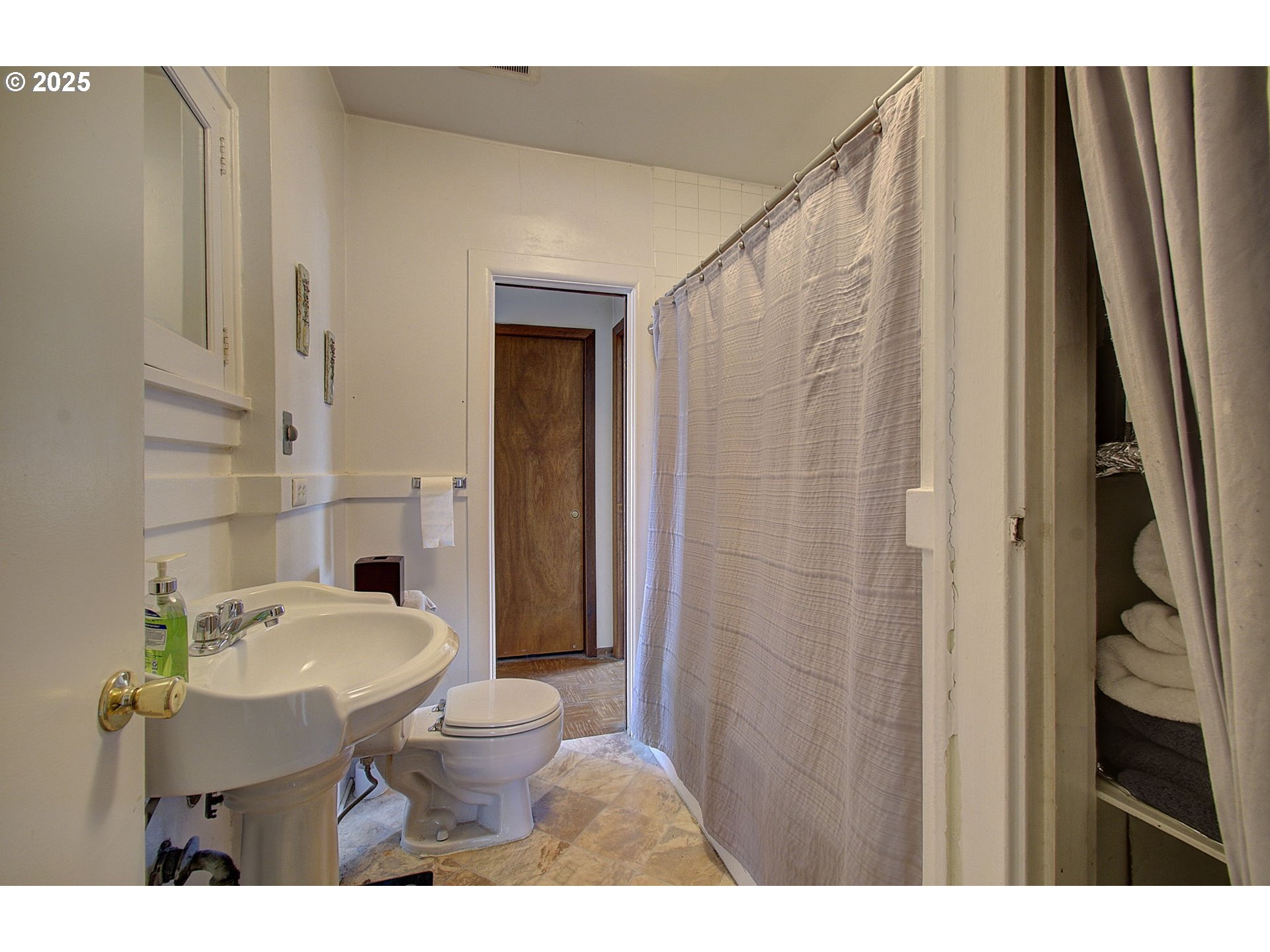 Portland, Oregon, 97202, United States, 3 Bedrooms Bedrooms, ,1 BathroomBathrooms,Residential,For Sale,1721248