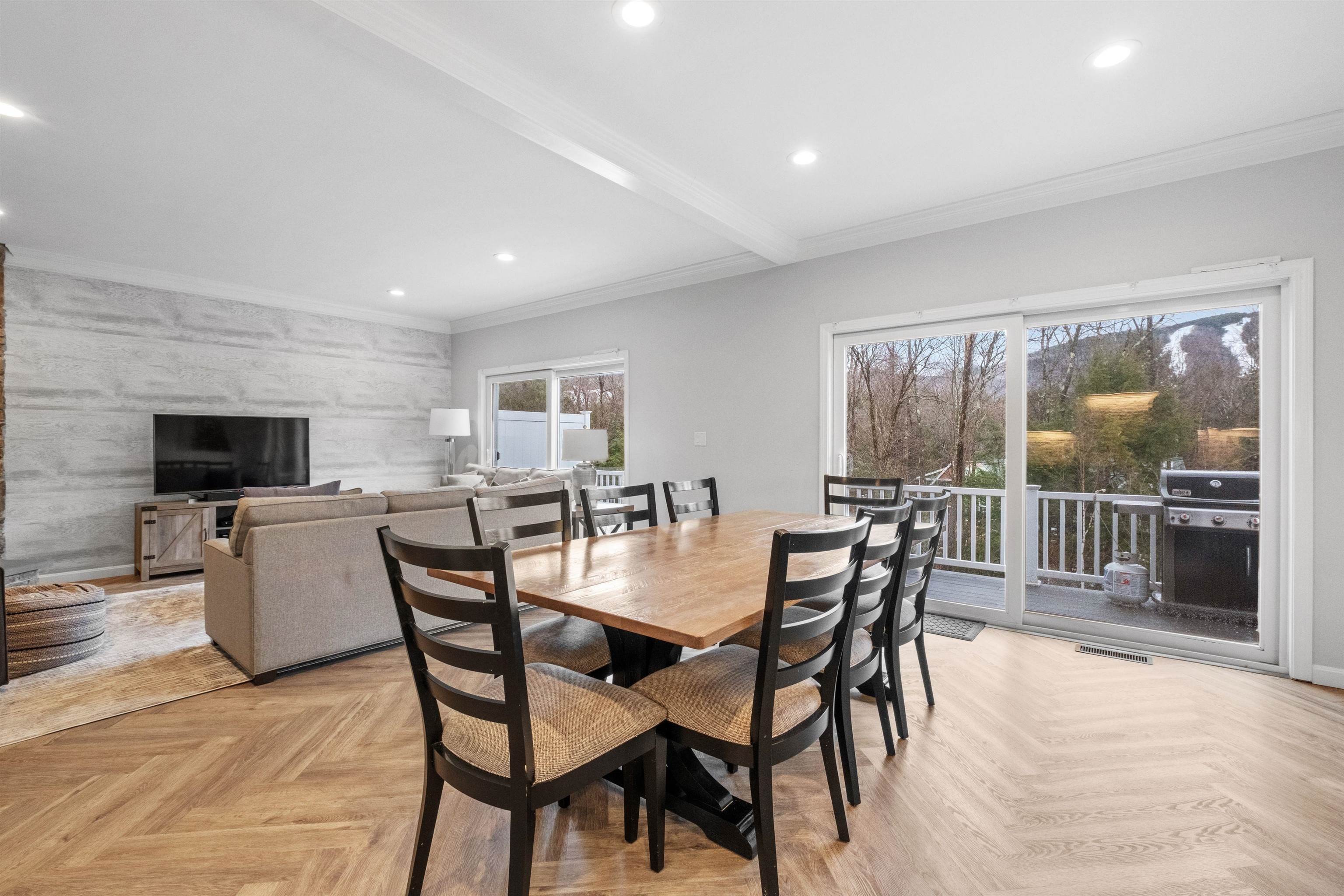 Lincoln, New Hampshire, 03251, United States, 4 Bedrooms Bedrooms, ,4 BathroomsBathrooms,Residential,For Sale,1915256