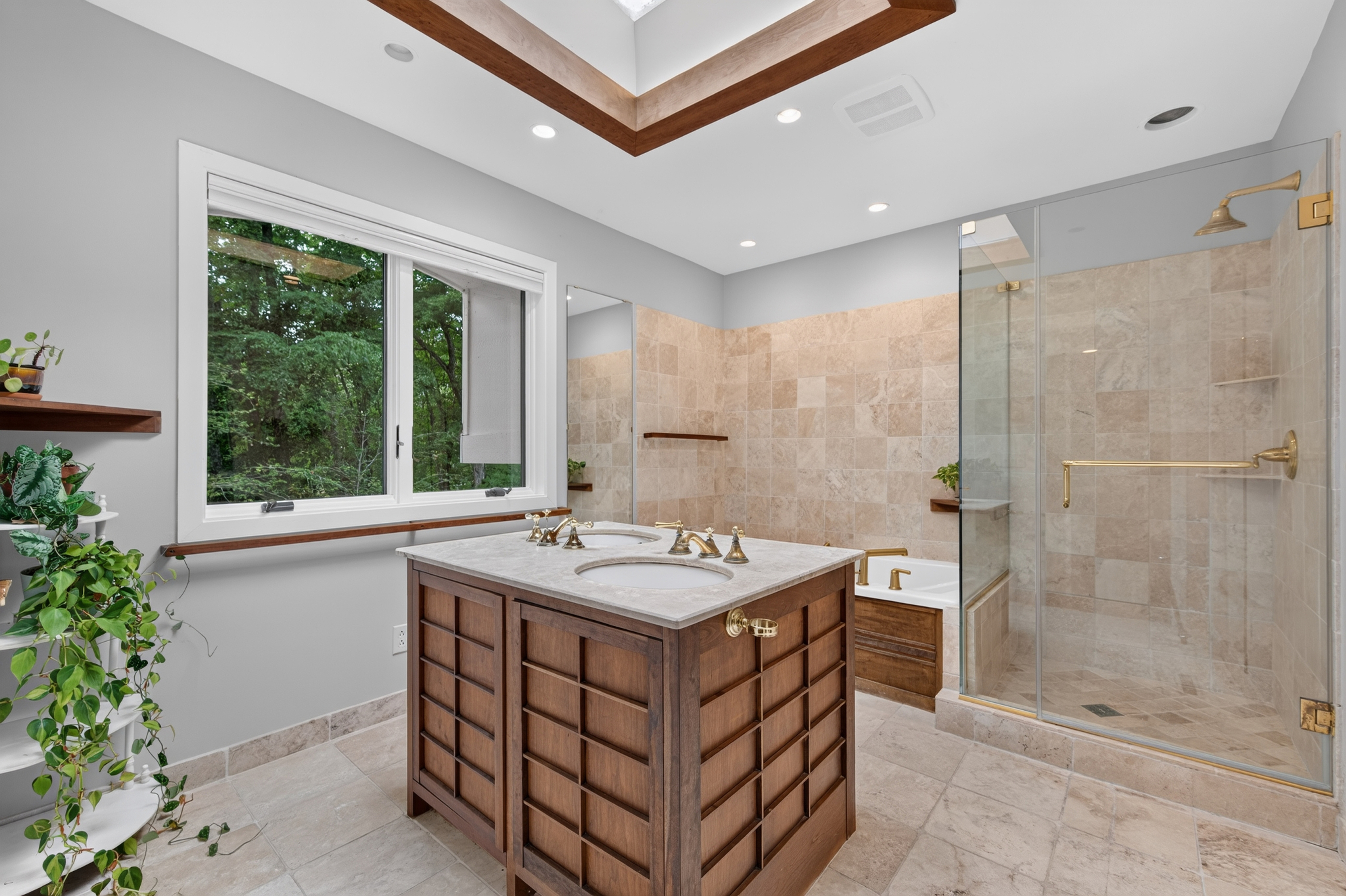  Immaculate Home with Classic Versatile Design Offers Privacy - 物件實景