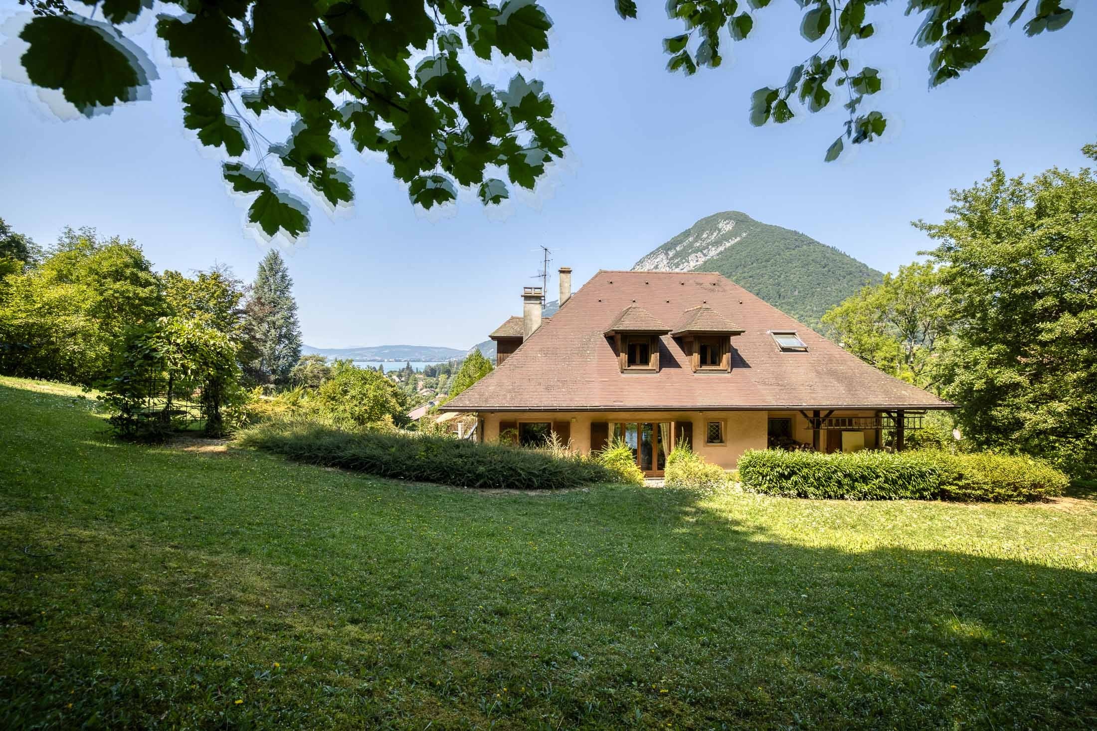  Exceptional property with views of Lake, the mountains, and the Château de Ment… - 物件實景