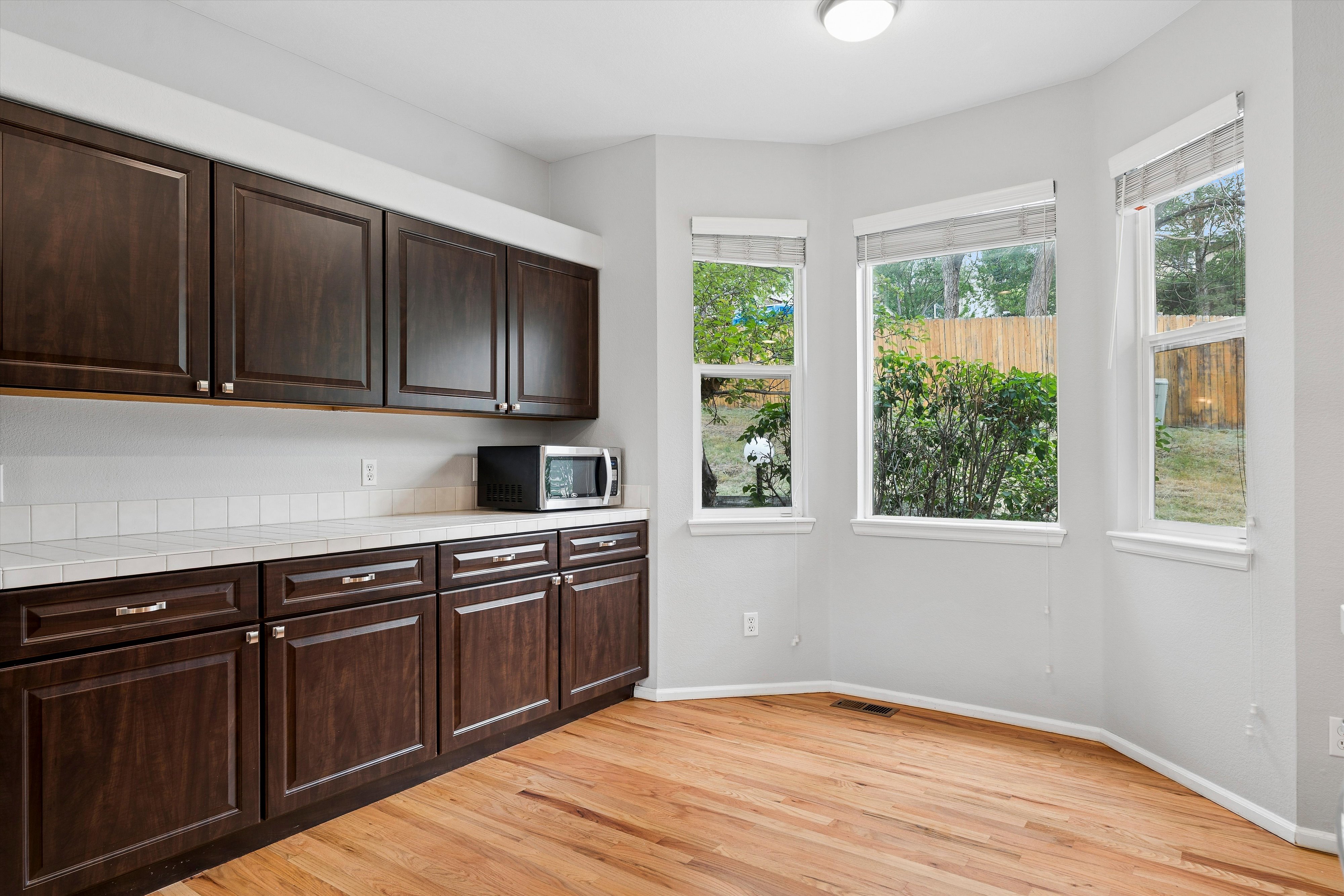  Beautifully maintained three-level townhome - 物件實景