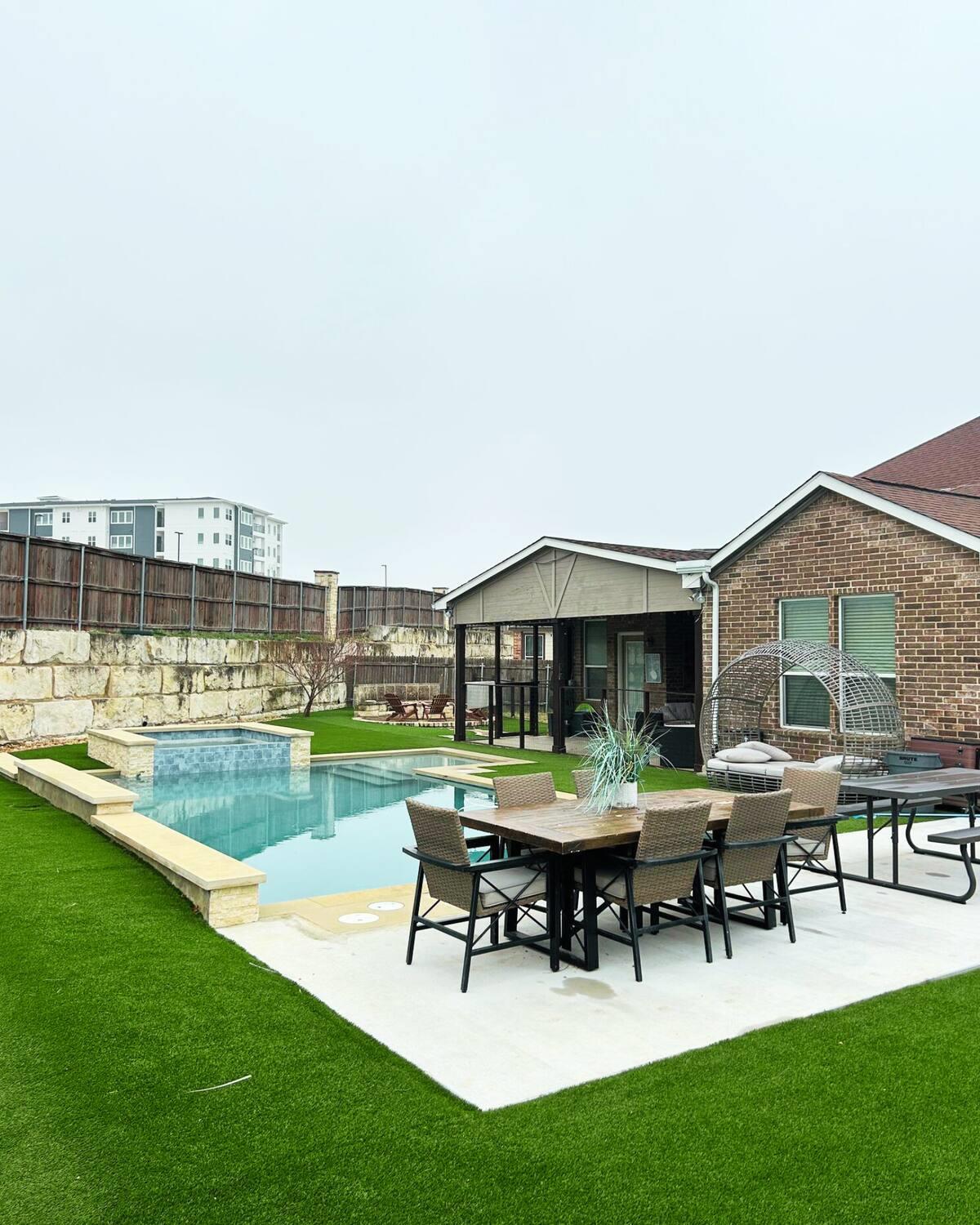 Austin, Texas, 78744, United States, 5 Bedrooms Bedrooms, ,4 BathroomsBathrooms,Residential,For Sale,1975896