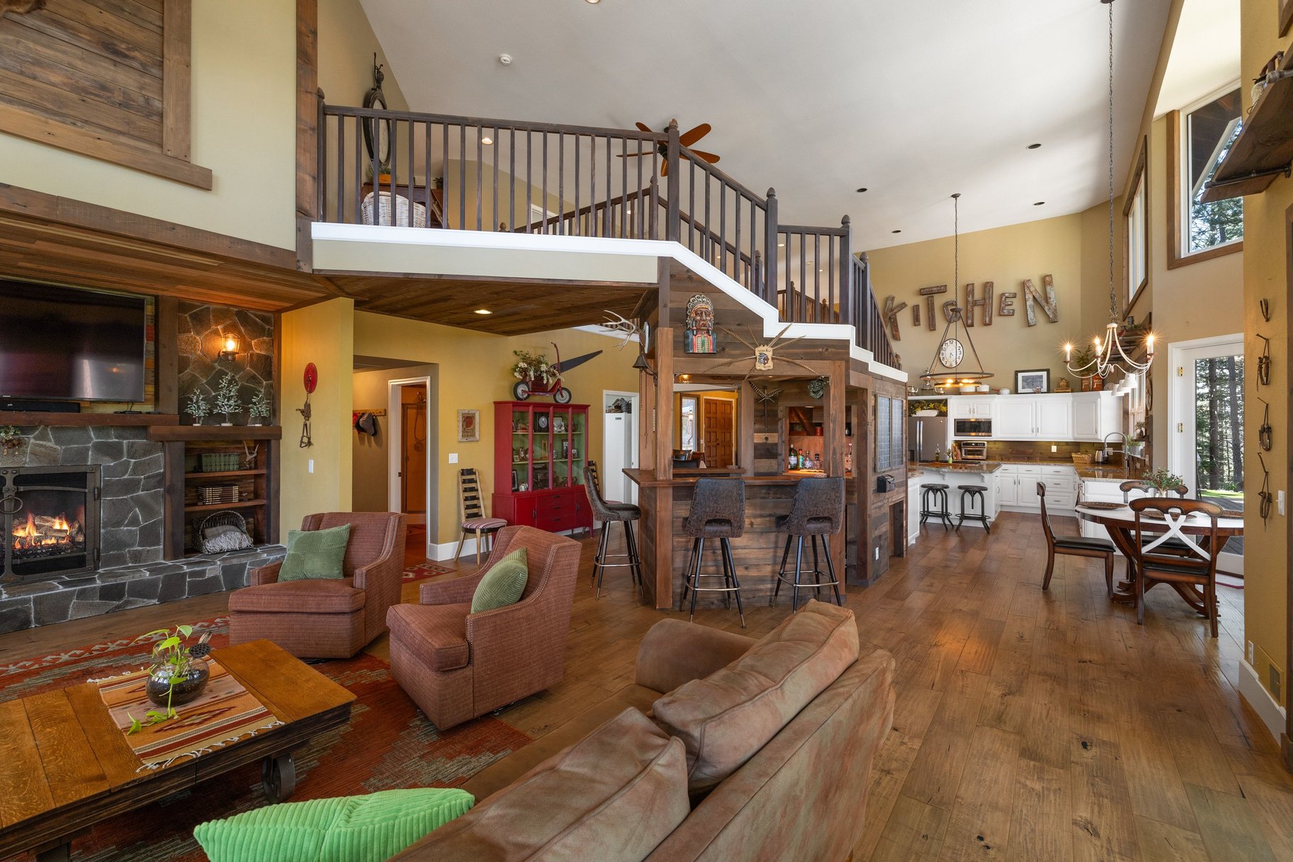  Hilltop Whitehawk Ranch Estate with Sweeping Meadow, Pond & Mountain Views - 物件實景