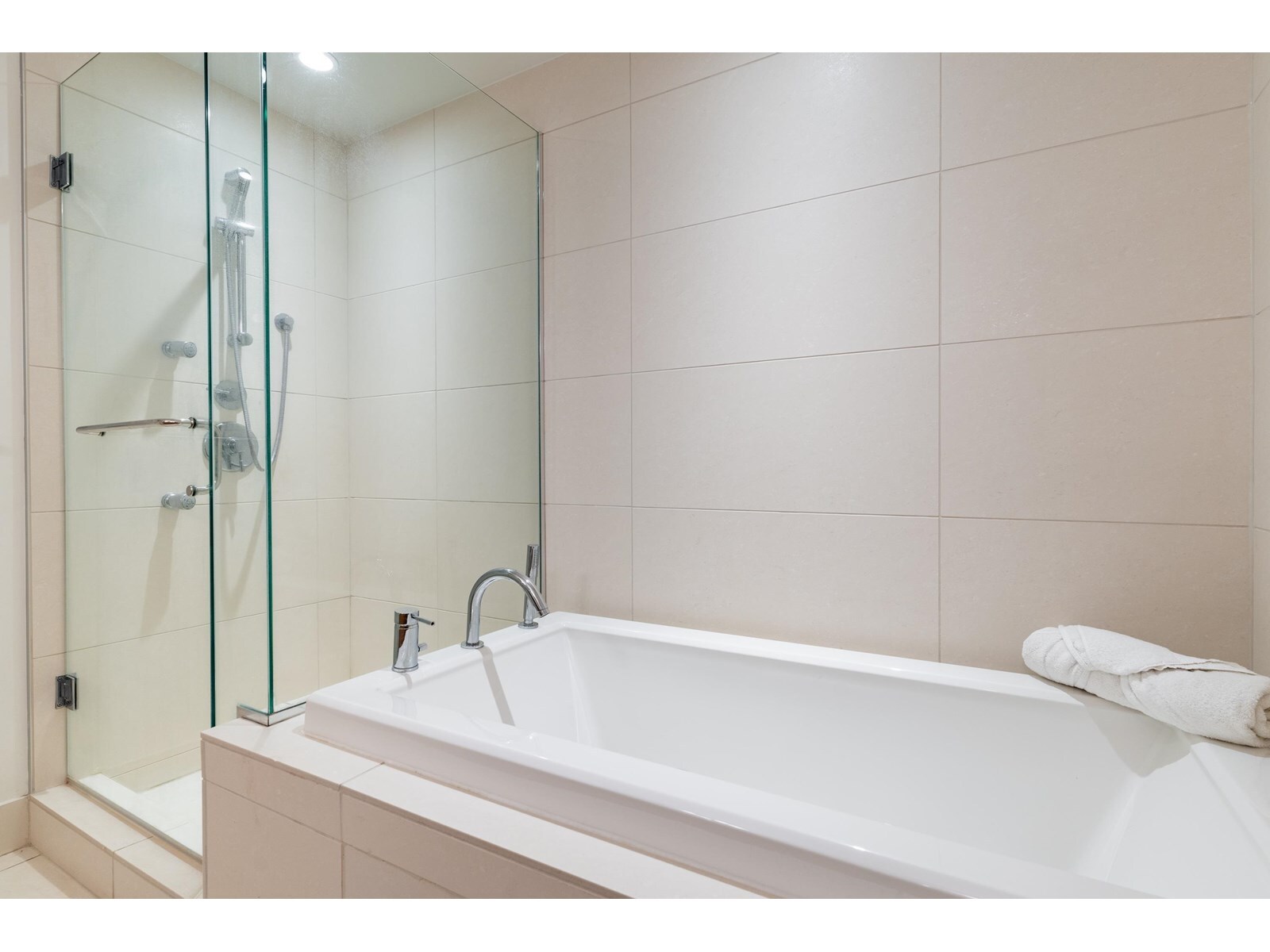 WHITE ROCK, British Columbia, V4B 0A2, CA, 2 Bedrooms Bedrooms, ,2 BathroomsBathrooms,Residential,For Sale,1947534
